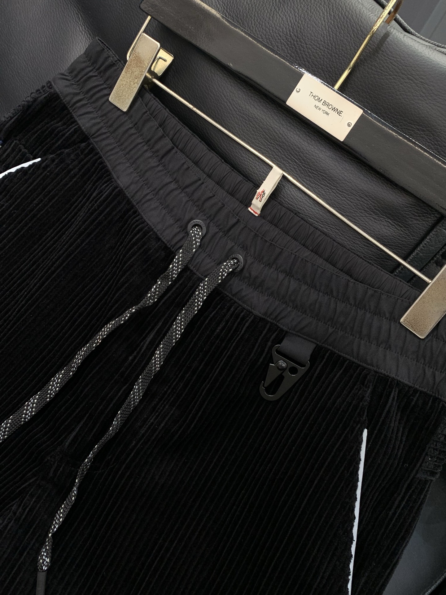 ，蒙口 出口欧洲订单，面料辅料都是最最OK的。户外系列法mon粗灯芯绒功能长裤。男士侧边大口袋设计长裤。