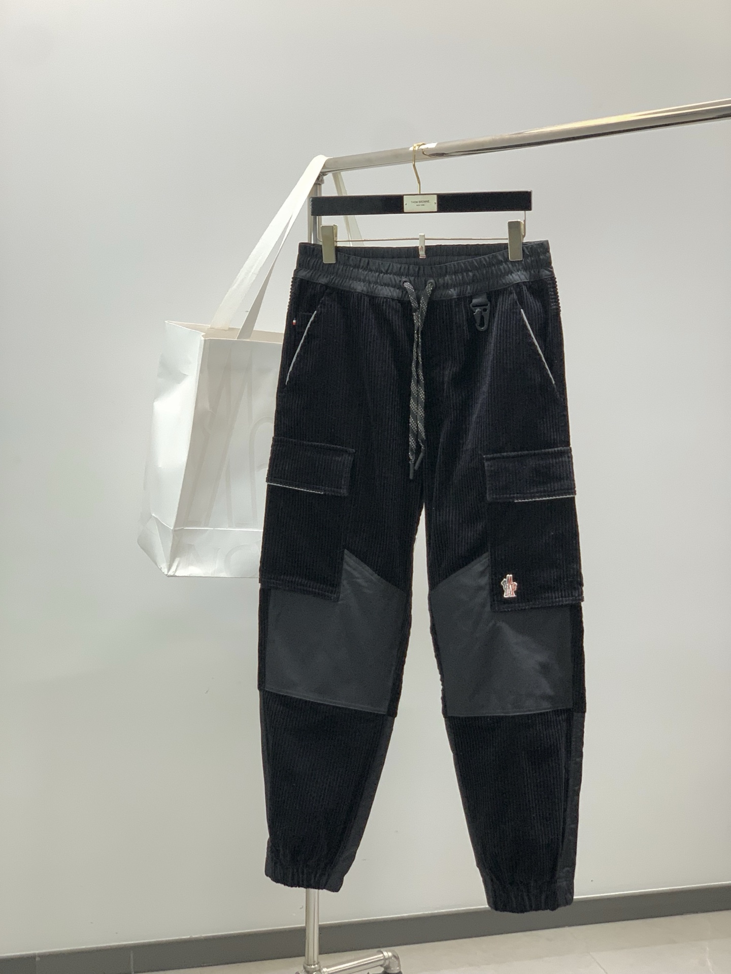 ，蒙口 出口欧洲订单，面料辅料都是最最OK的。户外系列法mon粗灯芯绒功能长裤。男士侧边大口袋设计长裤。