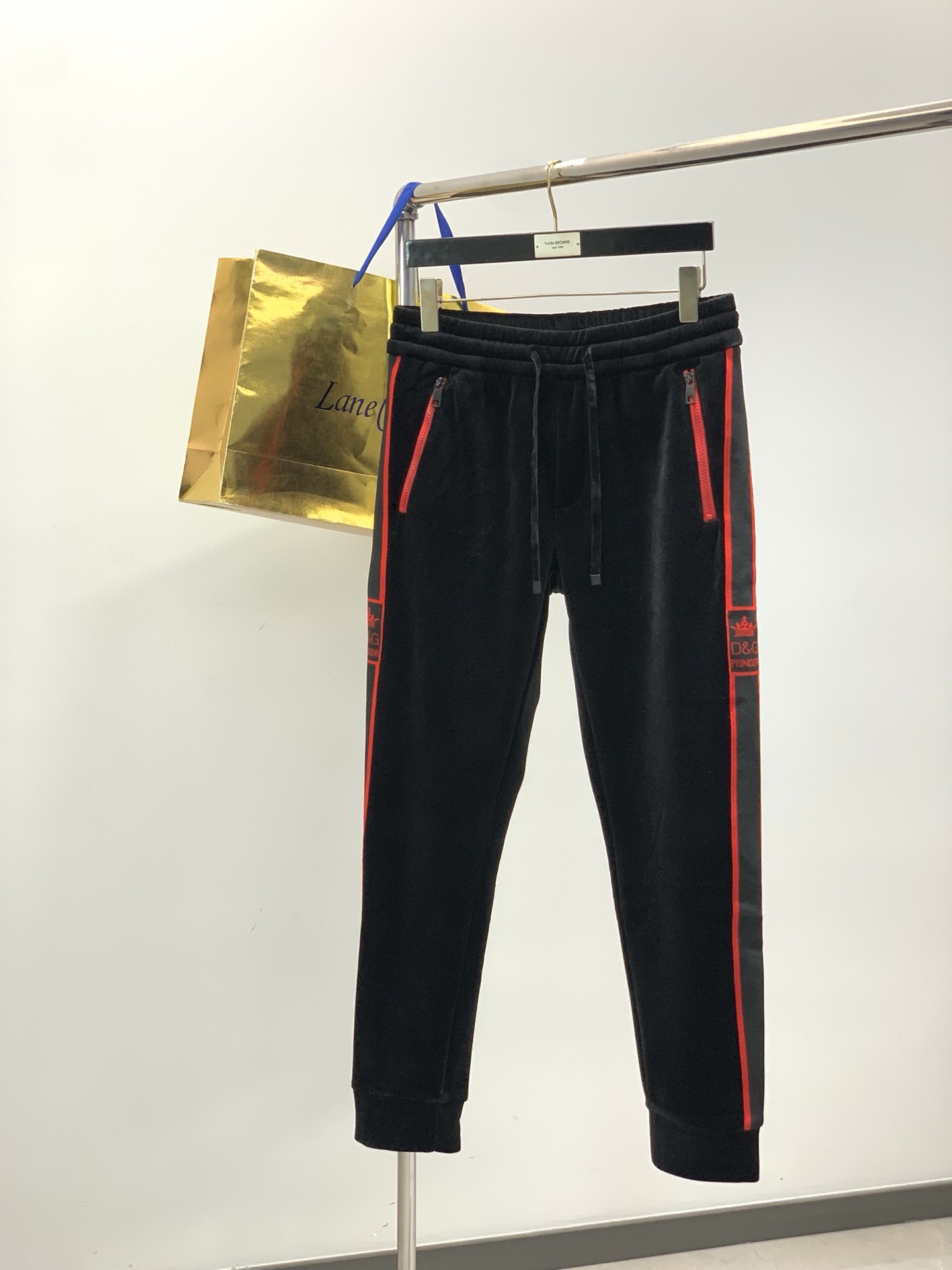 ，DG 丝绒 休闲裤休闲长裤 订纱开始订染和订纺。国内某大厂出口日本 和供应几大顶级品牌的面料。手感软糯