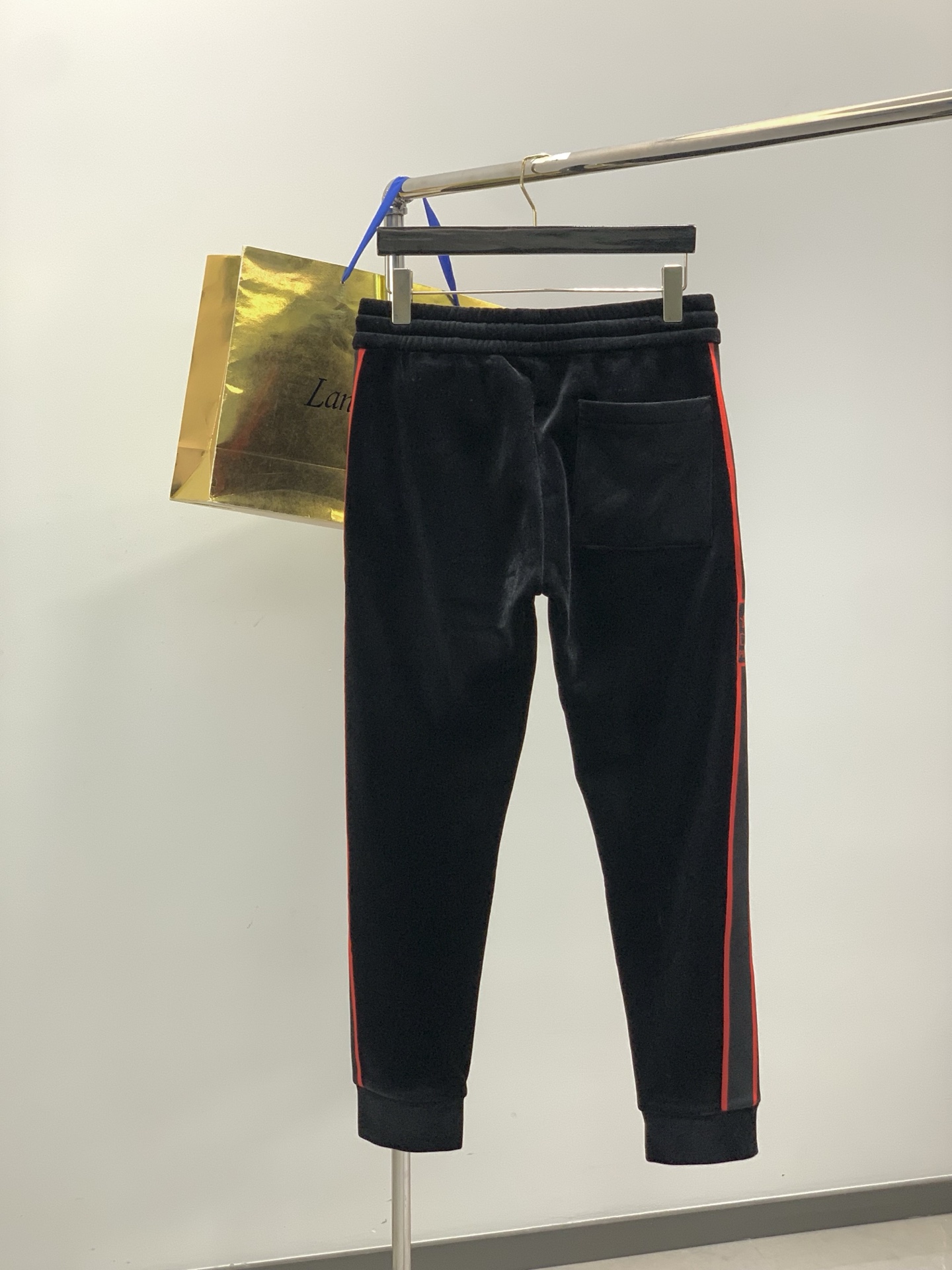 ，DG 丝绒 休闲裤休闲长裤 订纱开始订染和订纺。国内某大厂出口日本 和供应几大顶级品牌的面料。手感软糯