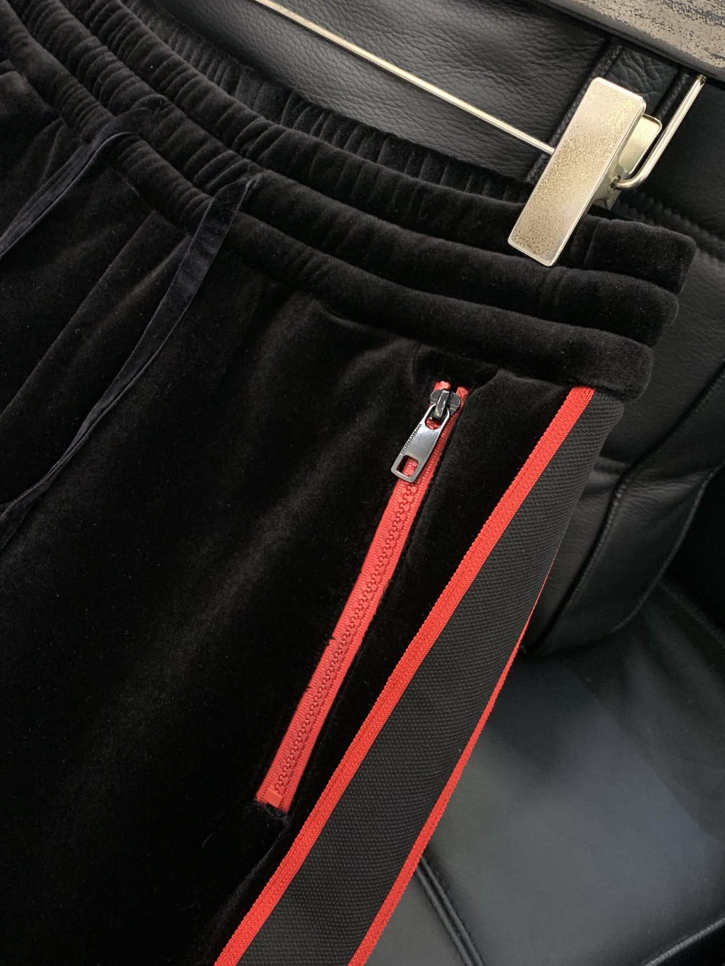 ，DG 丝绒 休闲裤休闲长裤 订纱开始订染和订纺。国内某大厂出口日本 和供应几大顶级品牌的面料。手感软糯