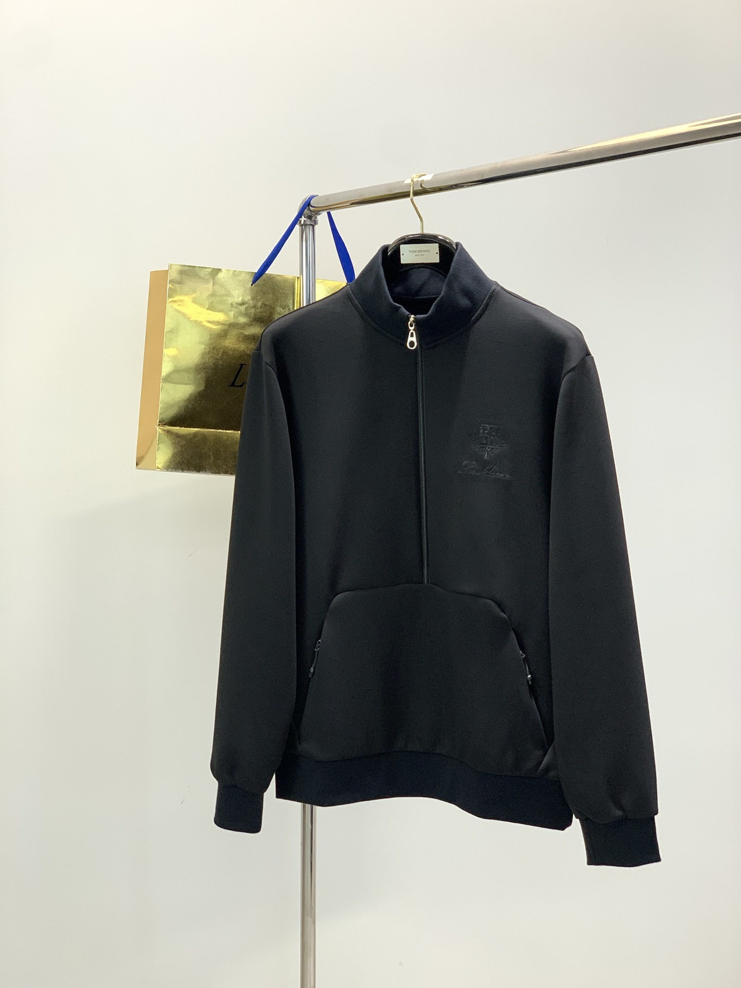 NO:703328,Clothes, pants P, LP (Loro Piana), the latest autumn products, available at counters simultaneously, original goods, fashionable casual suits, made of imported original fabrics, top-notch embroidery technology, letter pattern decoration logo, original hardware accessories decoration, extremely high grade, comfortable and versatile, and the upper body is very handsome!  3 colors recommended, size M-4XL, loro piana, loro piana,19860909衣服,裤子P,LP(Loro Piana ),秋季最新品,专柜同步有售,原单狠货,时尚休闲套装,采用进口原版面料,顶级刺绣工艺字母图案装饰logo,原版五金辅料装饰,档次极高,舒适百搭,上身帅气十足！3色推荐,码数M-4XL,,loro piana,loro piana,,Men's clothing