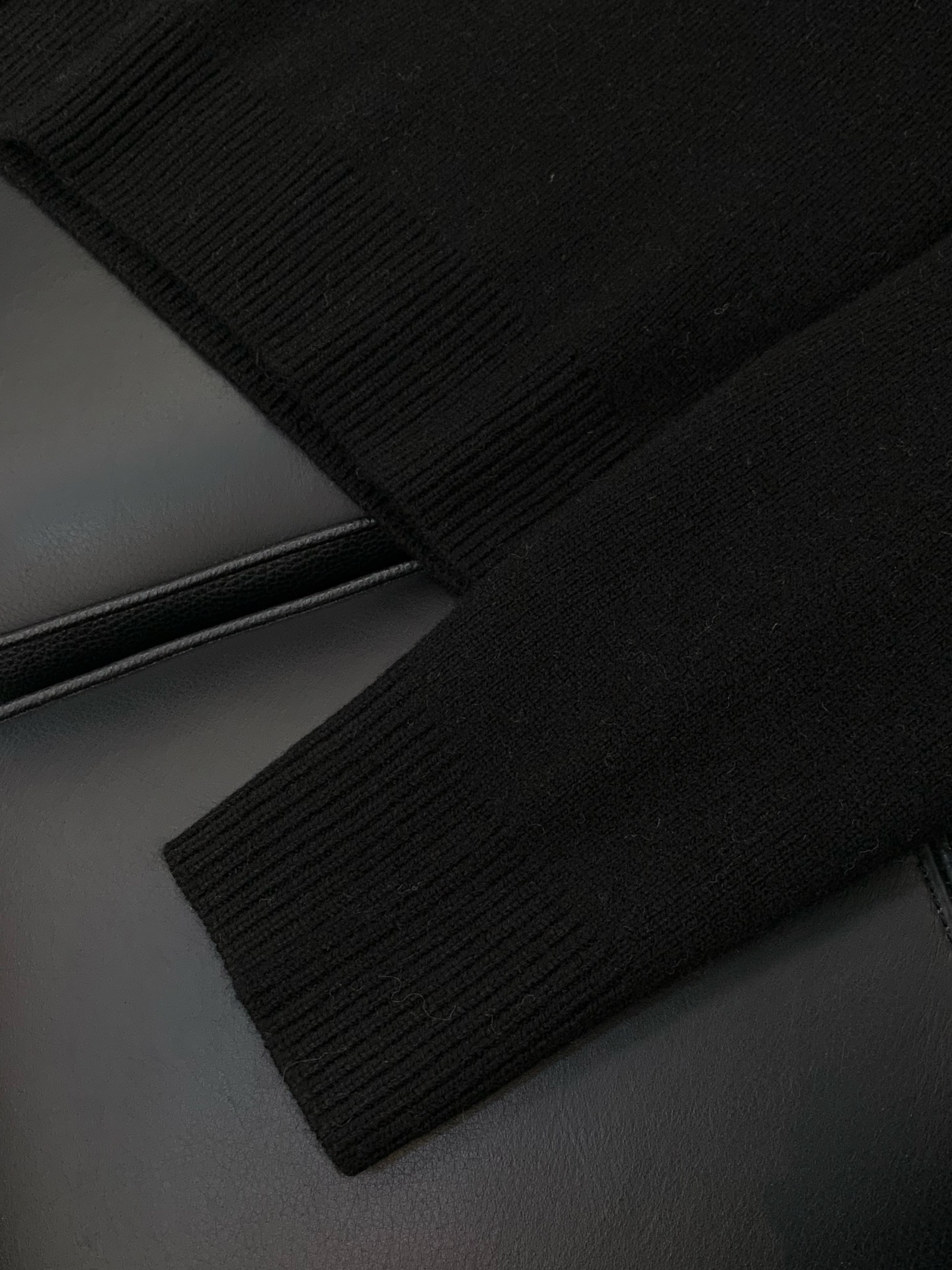 ，Celine 瑟琳，2025冬季新品，专柜同步有售，原单狠货，时尚休闲针织羊毛🐏毛衣，采用进口原版面料