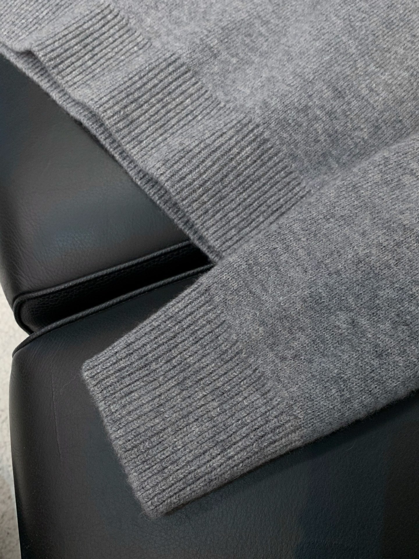 ，Celine 瑟琳，2025冬季新品，专柜同步有售，原单狠货，时尚休闲针织羊毛🐏毛衣，采用进口原版面料