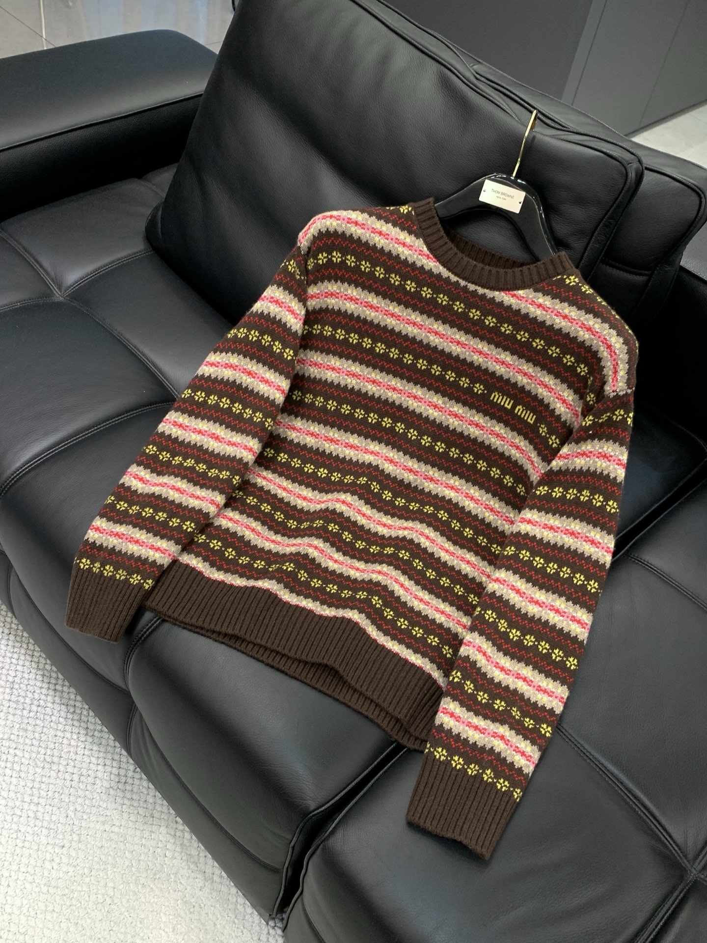 ，miu miu 2025冬季最新品，专柜同步有售，原单狠货，时尚休闲针织圆领羊毛🐏毛衣，进口原版面料，