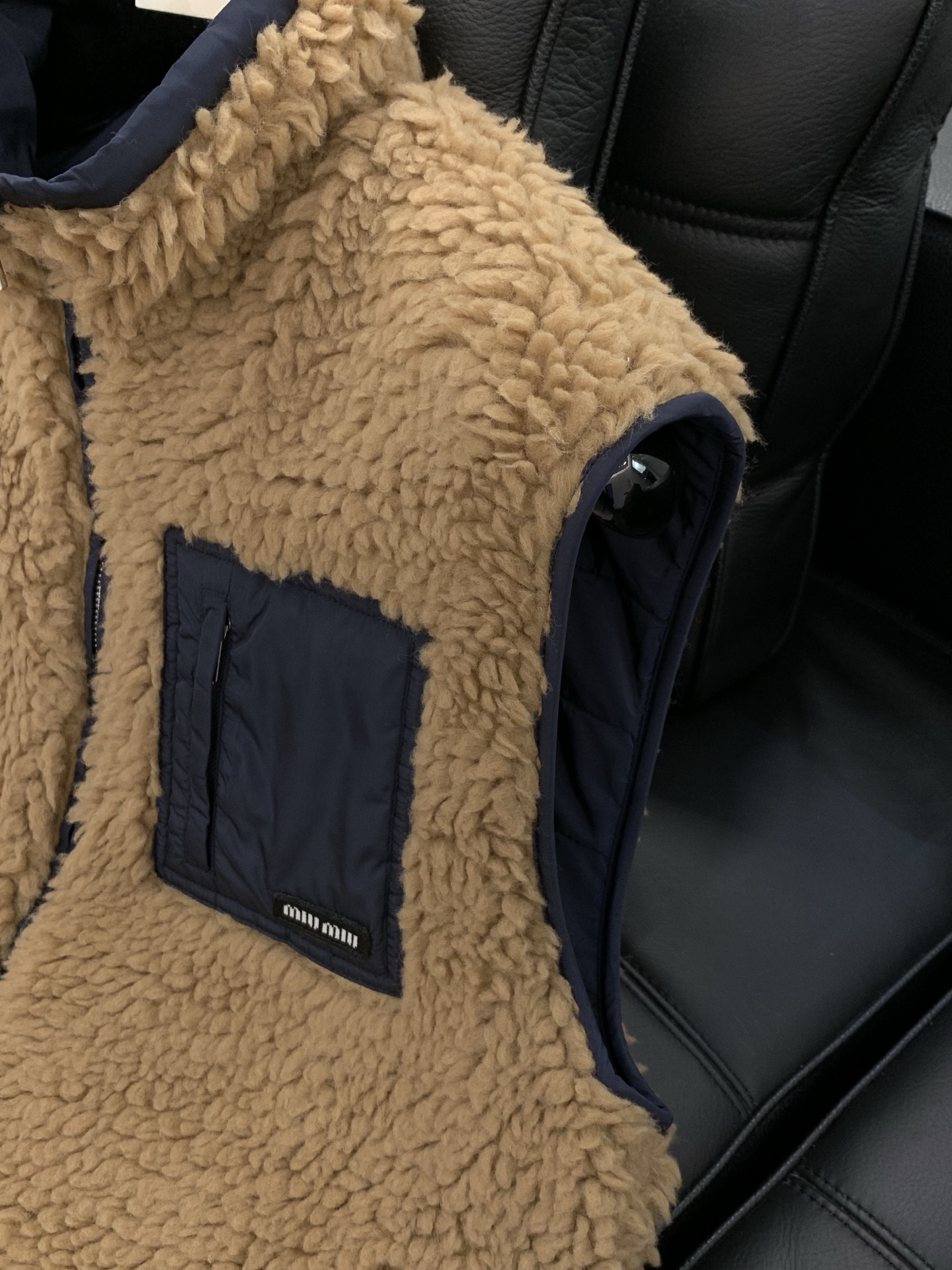 ，miu miu 2025冬季最新品，专柜同步有售，原单狠货，时尚休闲羊羔绒马甲，进口原版面料，上身舒适