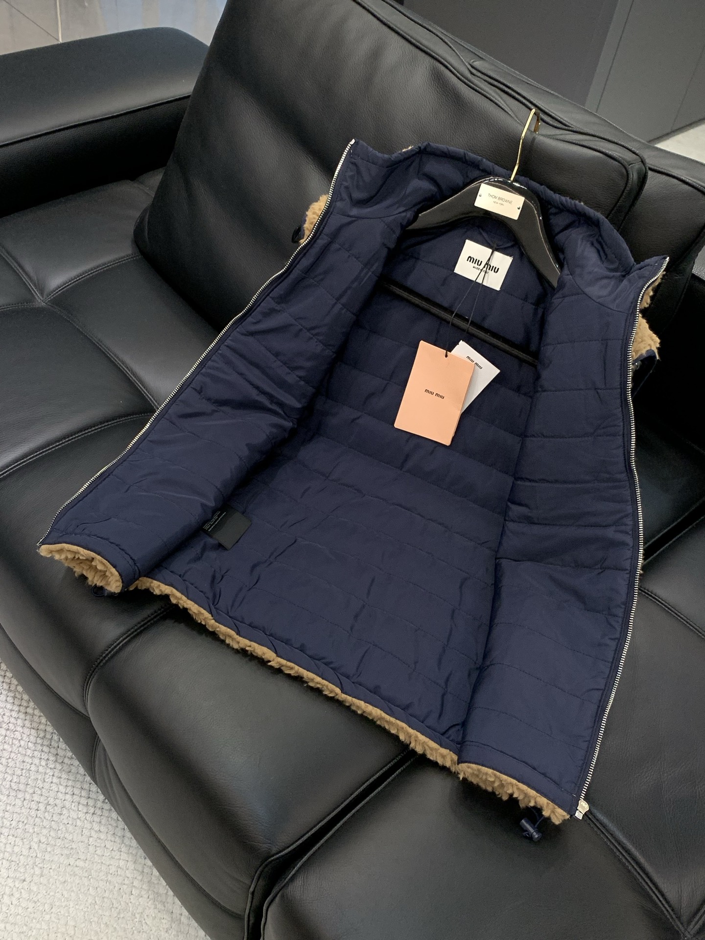 ，miu miu 2025冬季最新品，专柜同步有售，原单狠货，时尚休闲羊羔绒马甲，进口原版面料，上身舒适