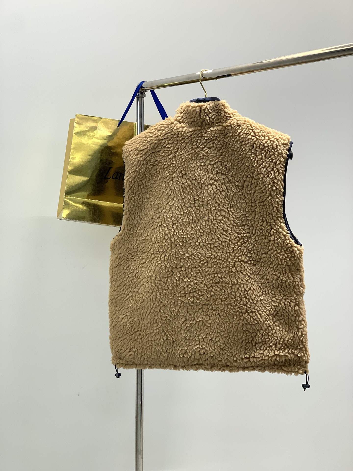 ，miu miu 2025冬季最新品，专柜同步有售，原单狠货，时尚休闲羊羔绒马甲，进口原版面料，上身舒适