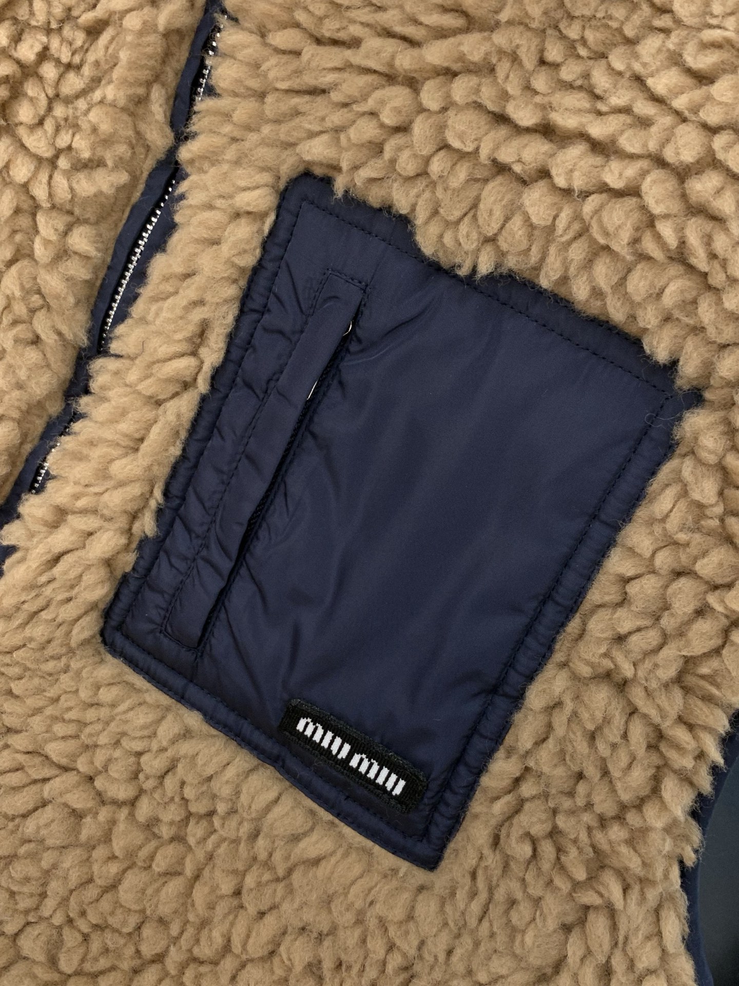 ，miu miu 2025冬季最新品，专柜同步有售，原单狠货，时尚休闲羊羔绒马甲，进口原版面料，上身舒适