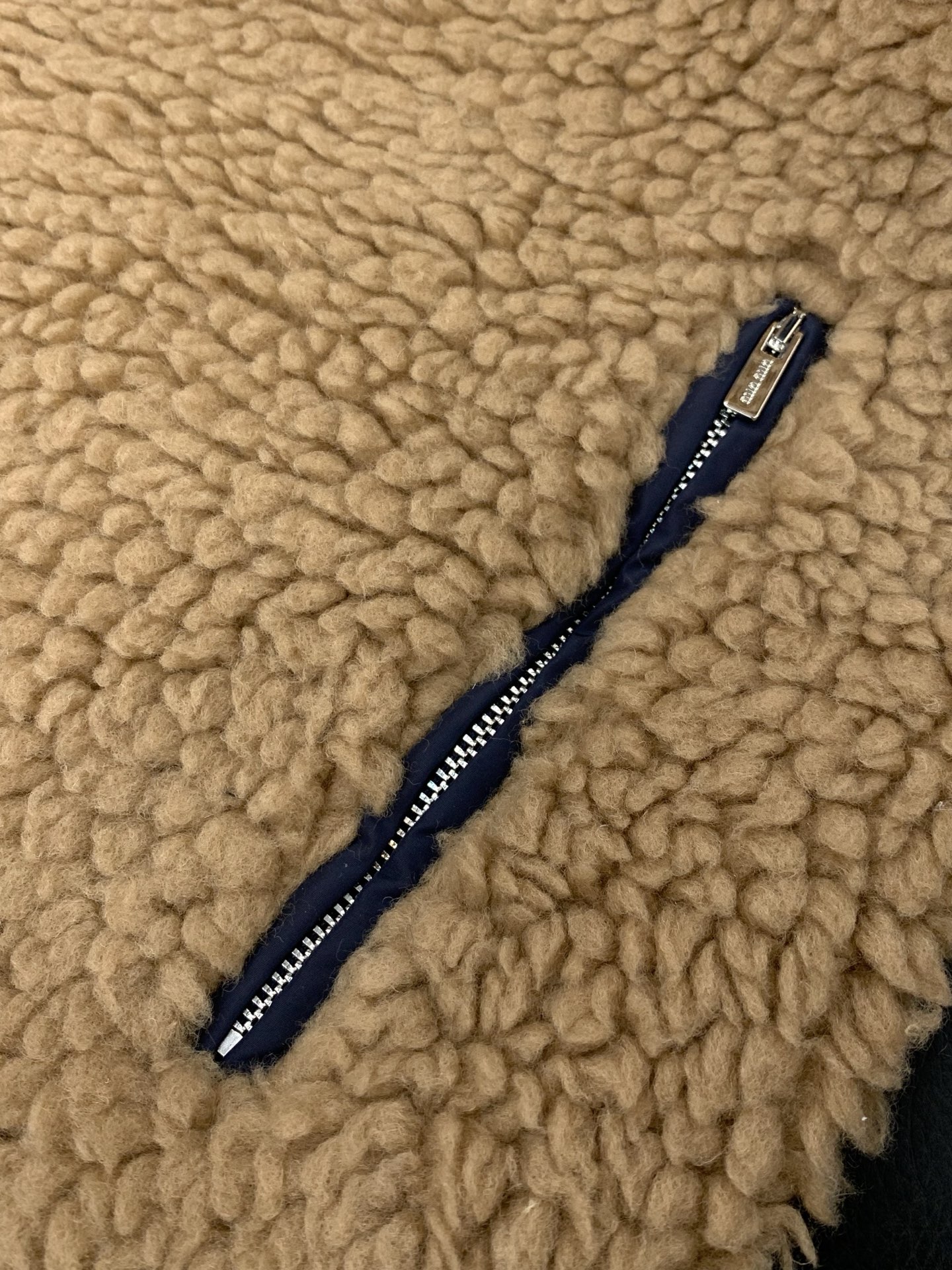 ，miu miu 2025冬季最新品，专柜同步有售，原单狠货，时尚休闲羊羔绒马甲，进口原版面料，上身舒适