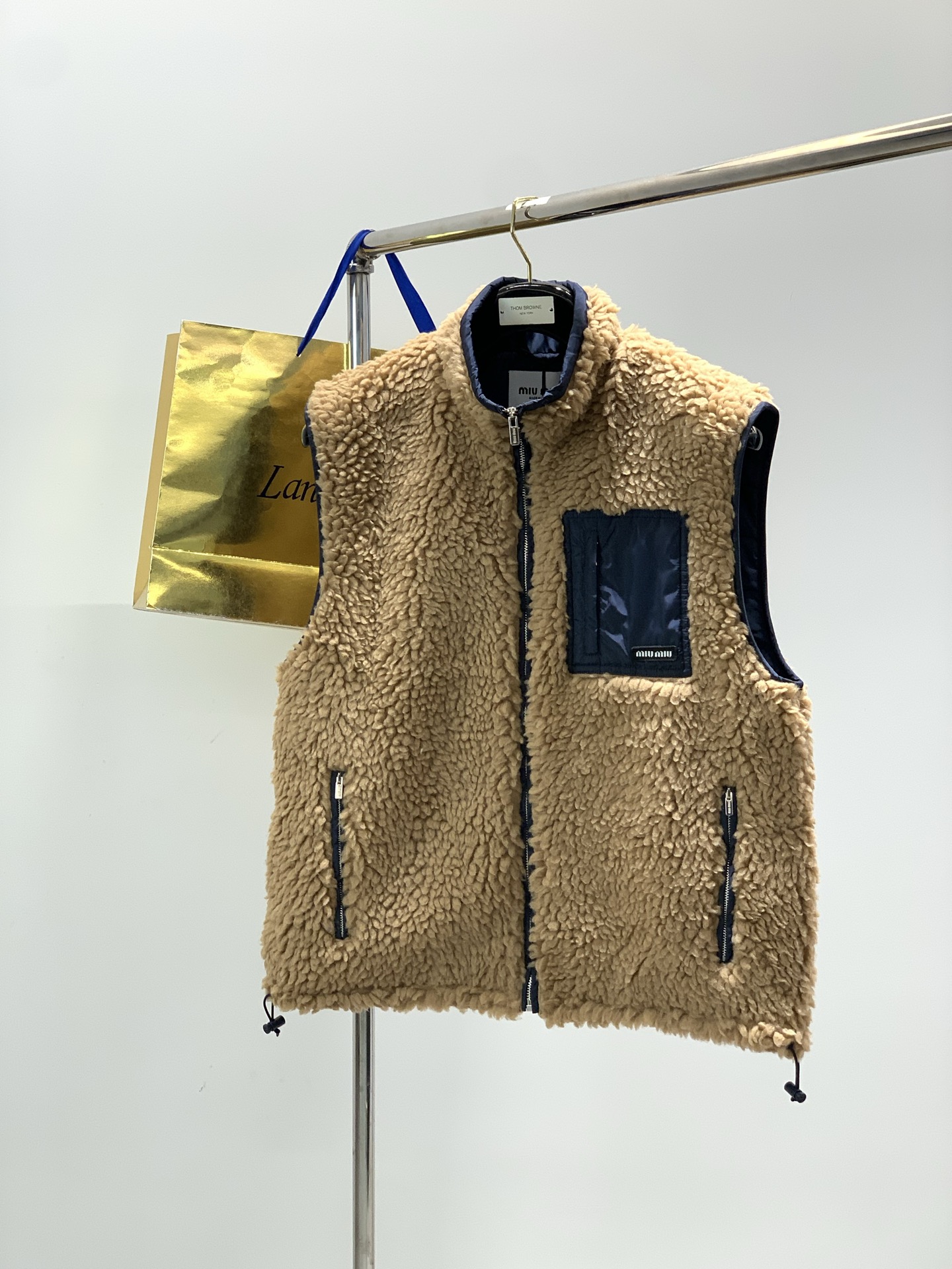 ，miu miu 2025冬季最新品，专柜同步有售，原单狠货，时尚休闲羊羔绒马甲，进口原版面料，上身舒适