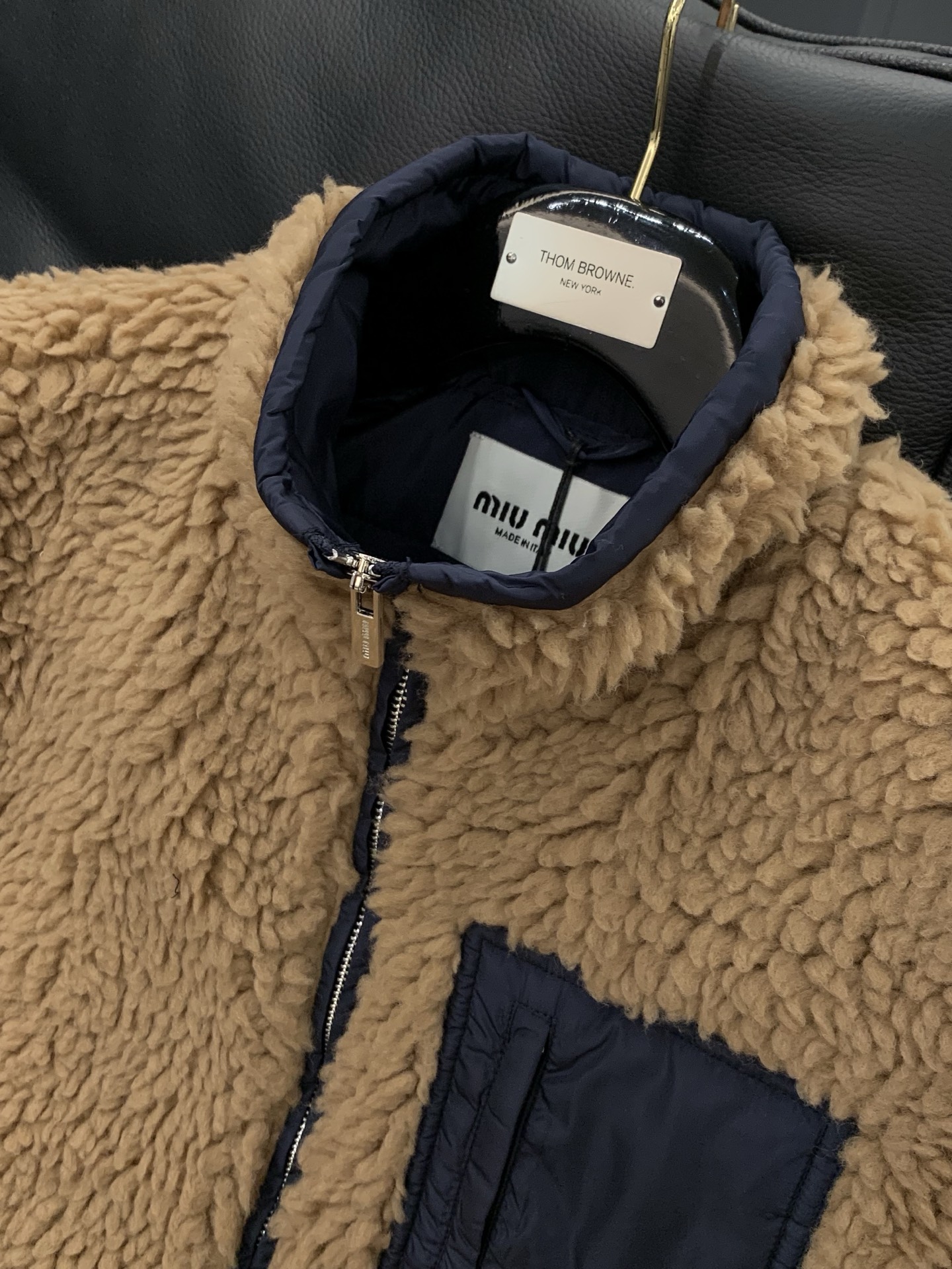 ，miu miu 2025冬季最新品，专柜同步有售，原单狠货，时尚休闲羊羔绒马甲，进口原版面料，上身舒适