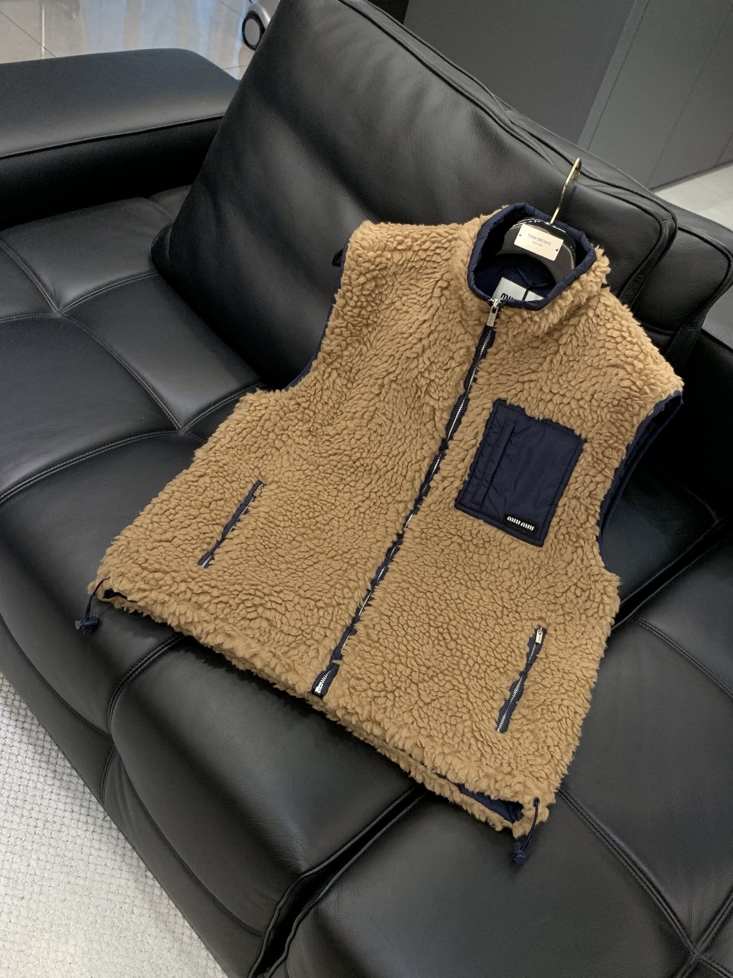 ，miu miu 2025冬季最新品，专柜同步有售，原单狠货，时尚休闲羊羔绒马甲，进口原版面料，上身舒适