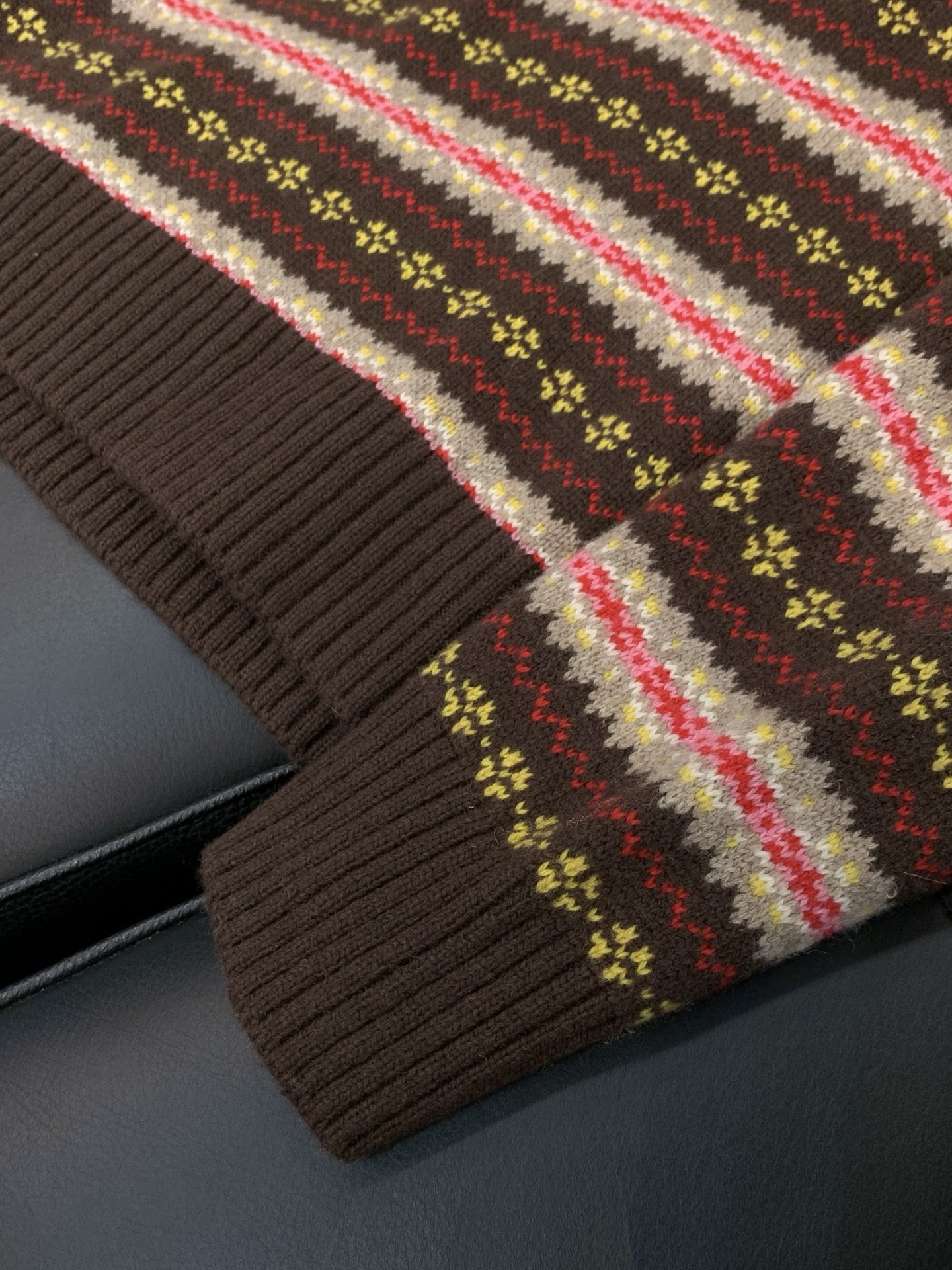 ，miu miu 2025冬季最新品，专柜同步有售，原单狠货，时尚休闲针织圆领羊毛🐏毛衣，进口原版面料，