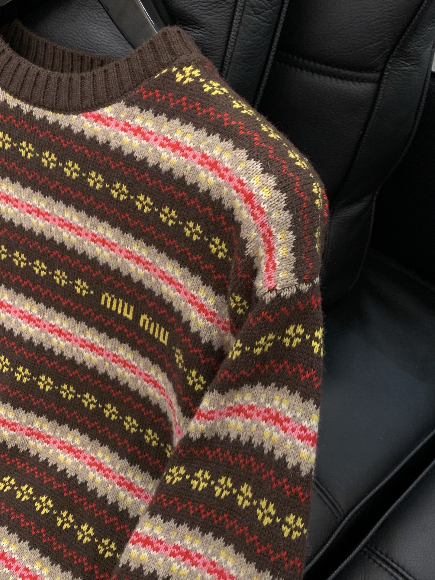 ，miu miu 2025冬季最新品，专柜同步有售，原单狠货，时尚休闲针织圆领羊毛🐏毛衣，进口原版面料，