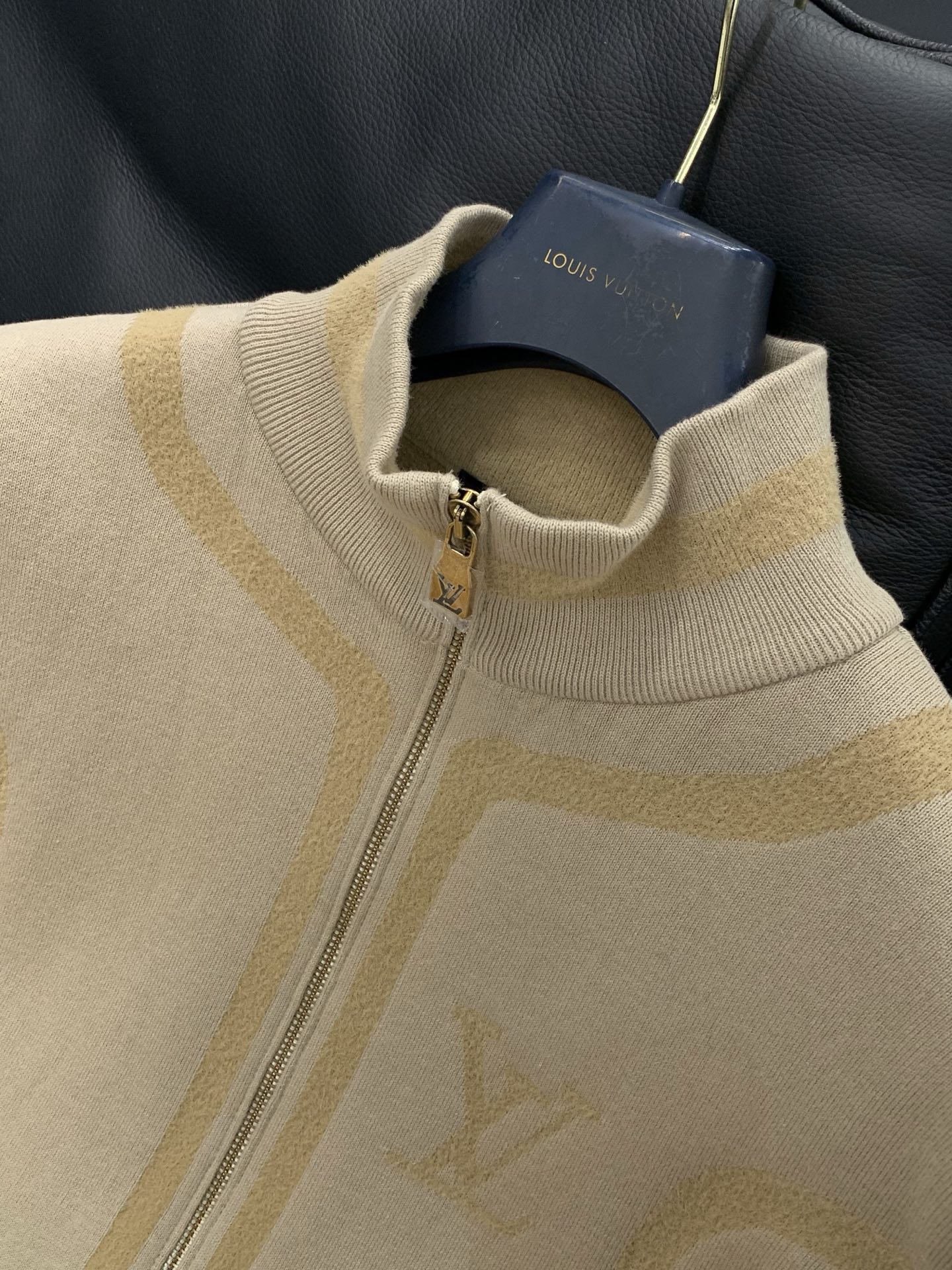 ，LouisVuitton 路易威登，2025秋冬最新款，专柜同步有售，原单狠货，时尚休闲针织开衫羊毛🐏