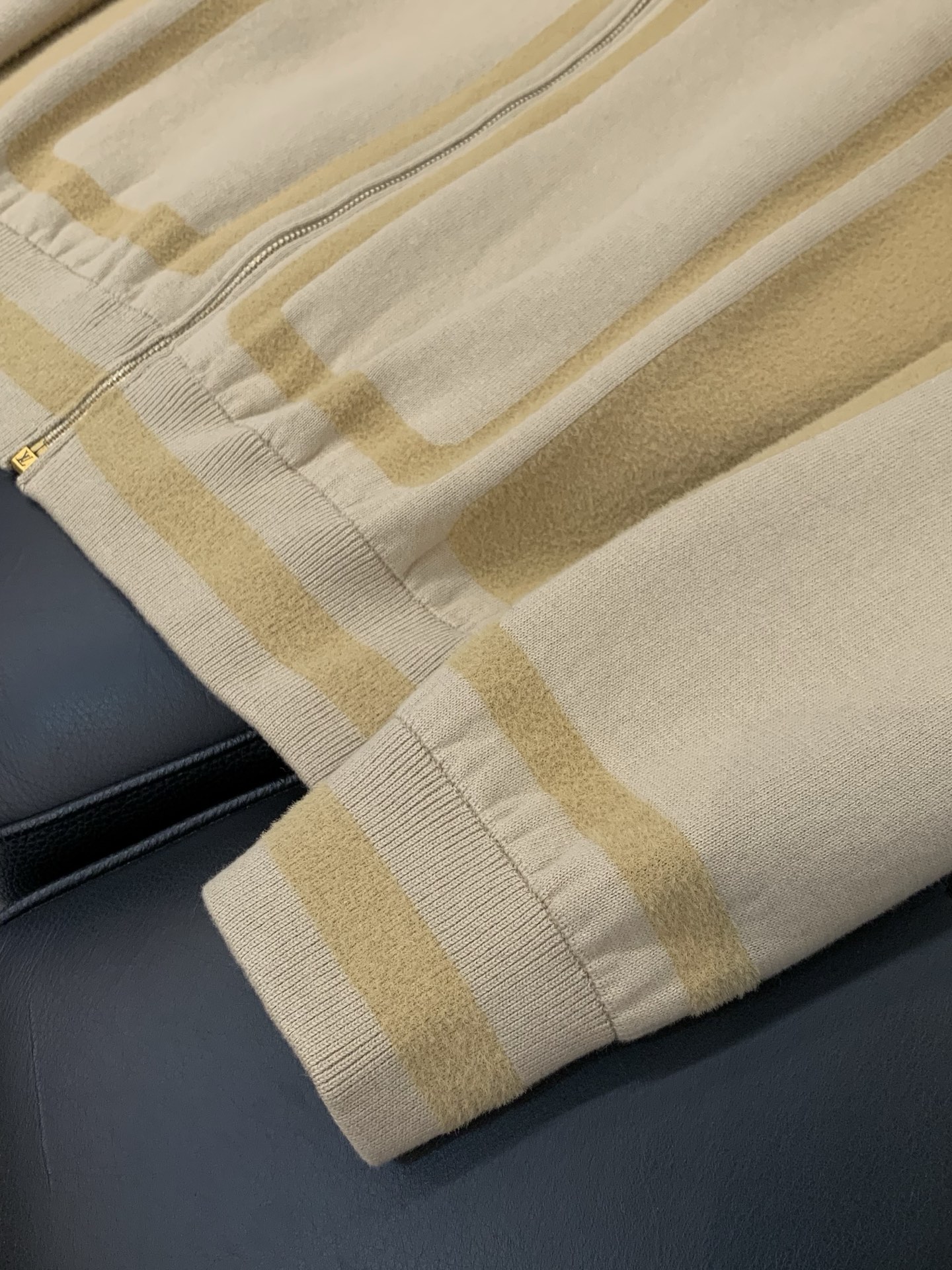 ，LouisVuitton 路易威登，2025秋冬最新款，专柜同步有售，原单狠货，时尚休闲针织开衫羊毛🐏