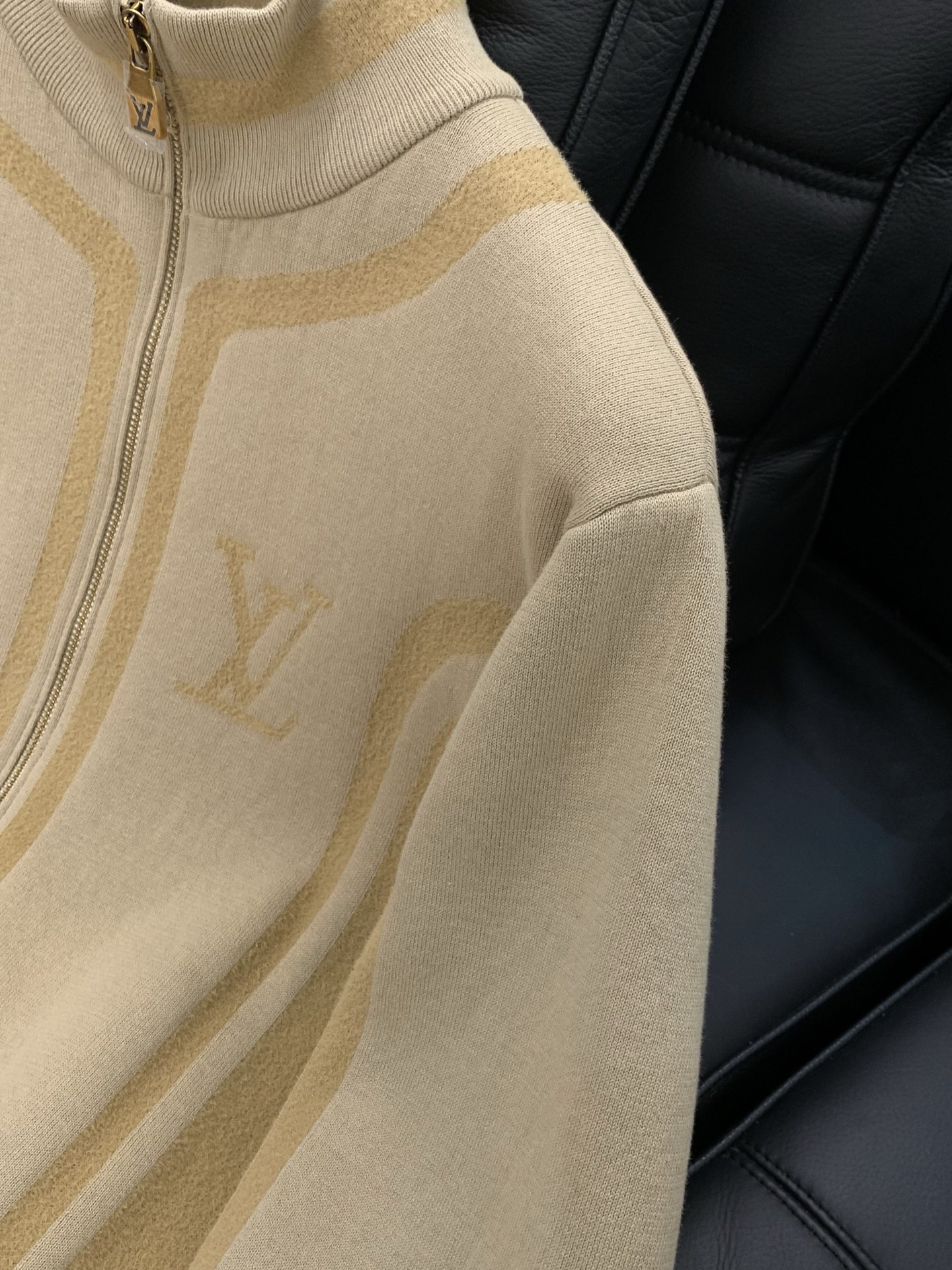 ，LouisVuitton 路易威登，2025秋冬最新款，专柜同步有售，原单狠货，时尚休闲针织开衫羊毛🐏