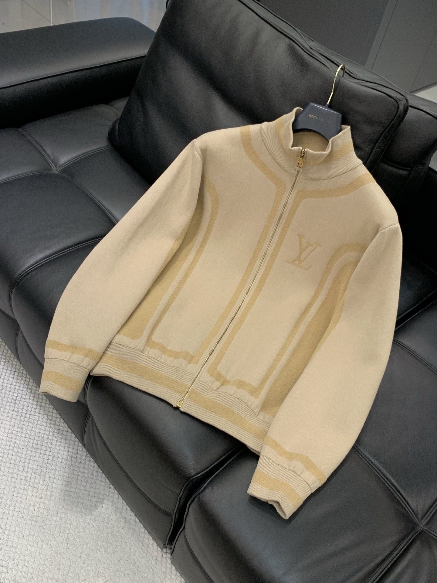 ，LouisVuitton 路易威登，2025秋冬最新款，专柜同步有售，原单狠货，时尚休闲针织开衫羊毛🐏