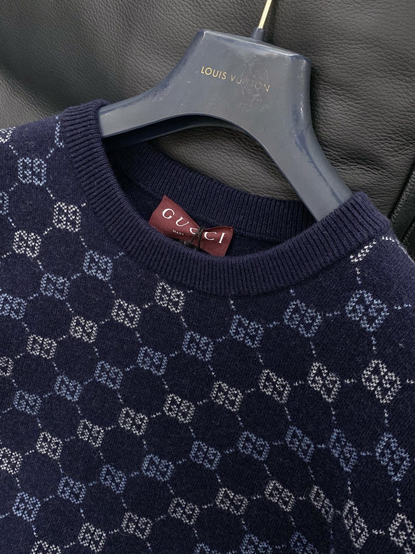 ，Gucci 古驰，2025秋冬最新款，专柜同步有售，原单狠货，时尚休闲针织圆领羊毛🐏毛衣，上身很有特点