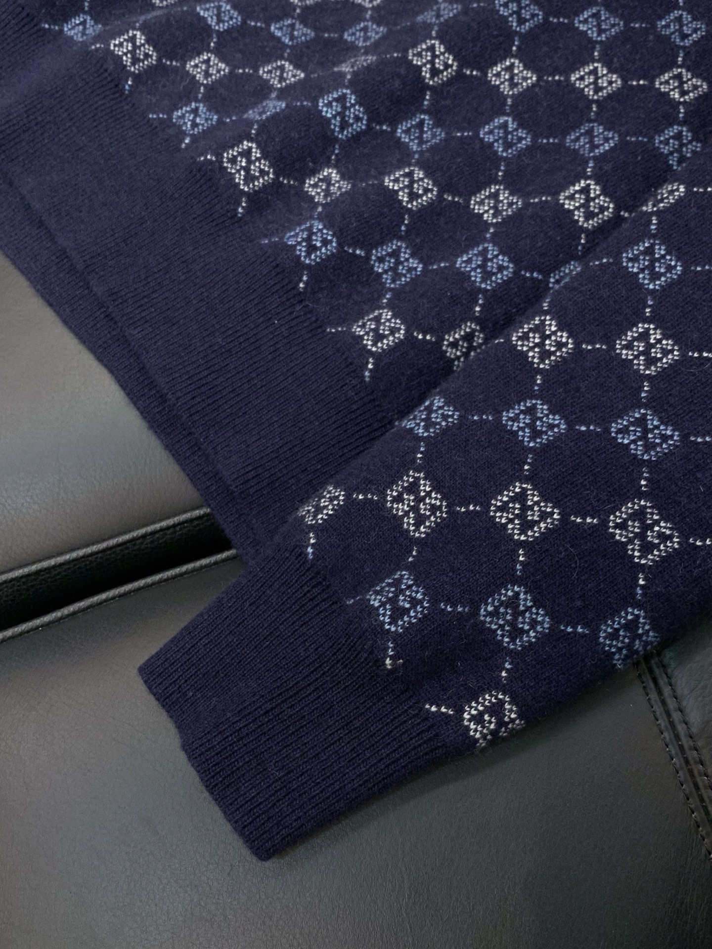 ，Gucci 古驰，2025秋冬最新款，专柜同步有售，原单狠货，时尚休闲针织圆领羊毛🐏毛衣，上身很有特点