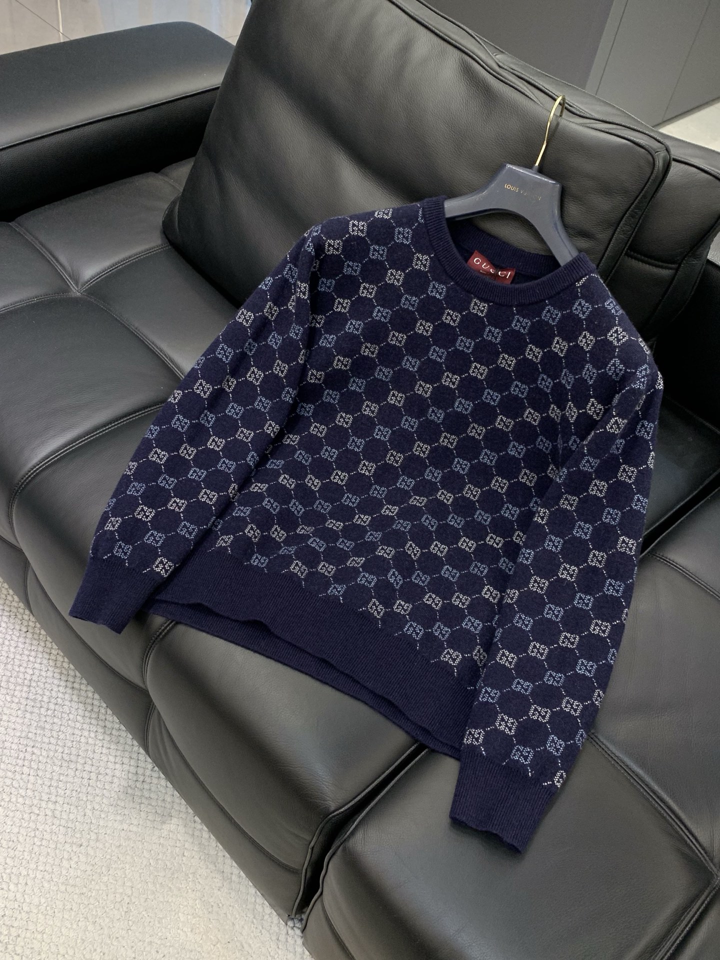 ，Gucci 古驰，2025秋冬最新款，专柜同步有售，原单狠货，时尚休闲针织圆领羊毛🐏毛衣，上身很有特点