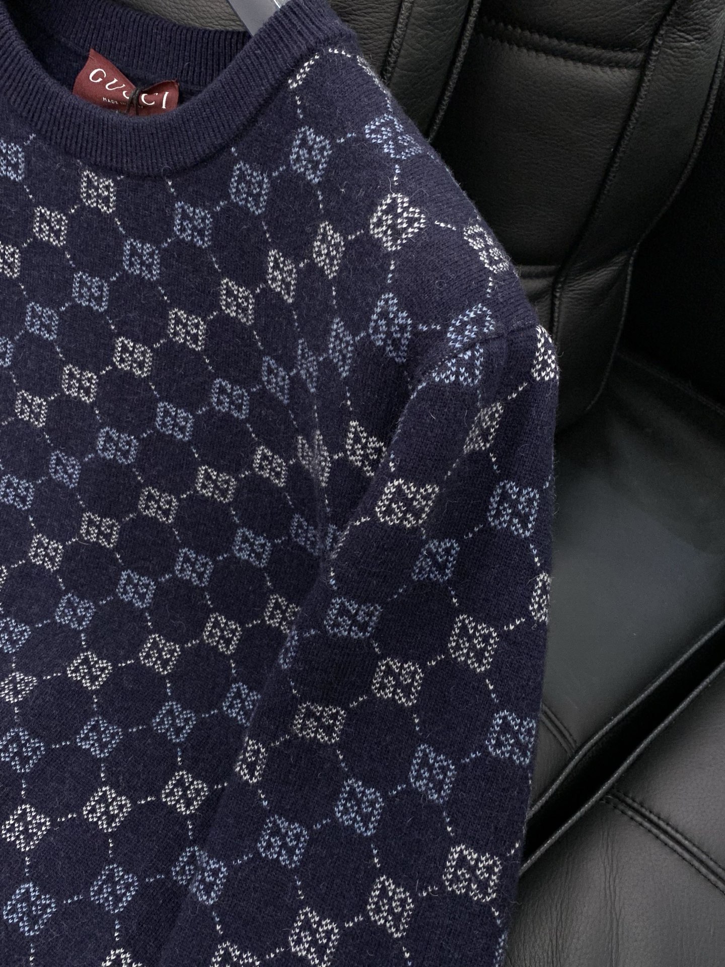 ，Gucci 古驰，2025秋冬最新款，专柜同步有售，原单狠货，时尚休闲针织圆领羊毛🐏毛衣，上身很有特点