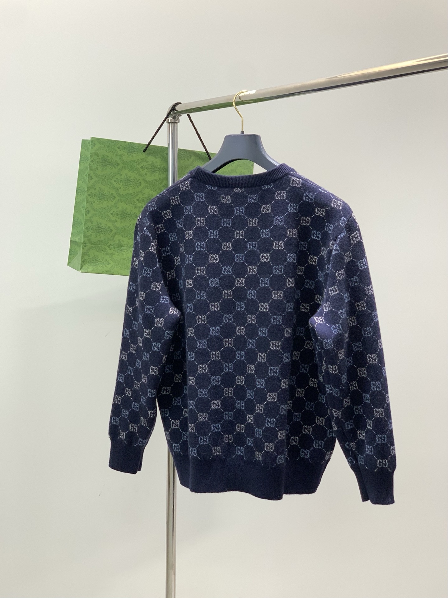 ，Gucci 古驰，2025秋冬最新款，专柜同步有售，原单狠货，时尚休闲针织圆领羊毛🐏毛衣，上身很有特点