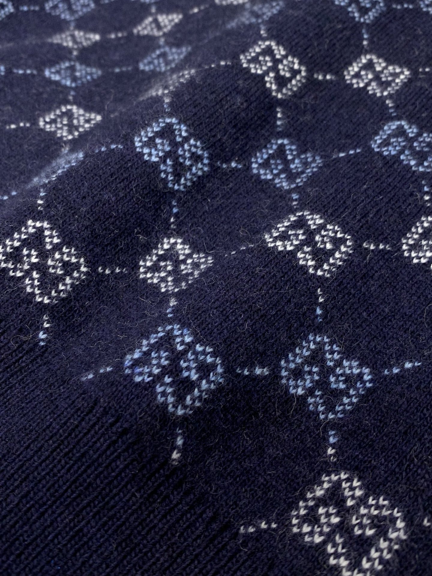 ，Gucci 古驰，2025秋冬最新款，专柜同步有售，原单狠货，时尚休闲针织圆领羊毛🐏毛衣，上身很有特点