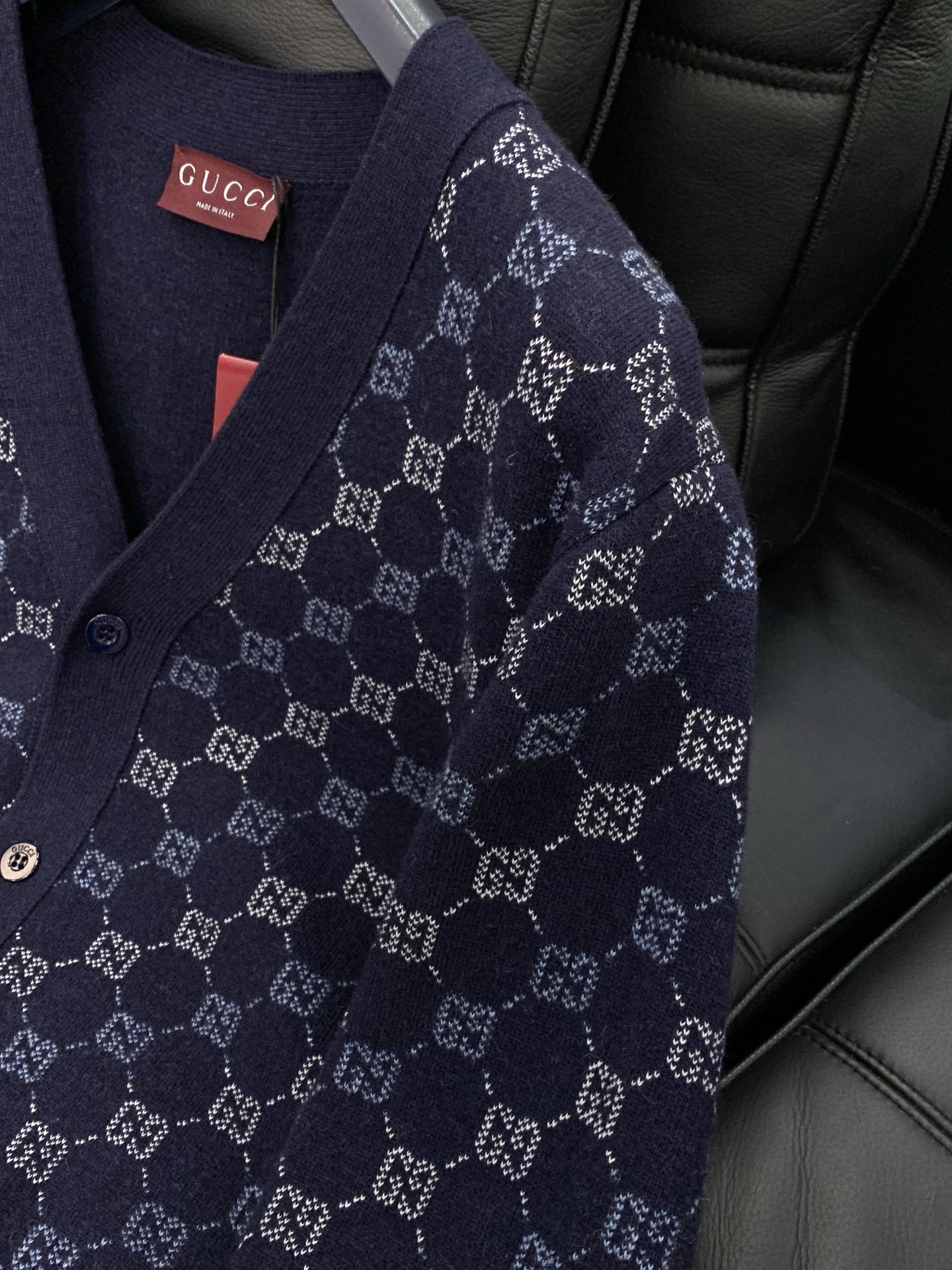 ，Gucci 古驰，2025秋冬最新款，专柜同步有售，原单狠货，时尚休闲针织开衫羊毛🐏毛衣，上身很有特点