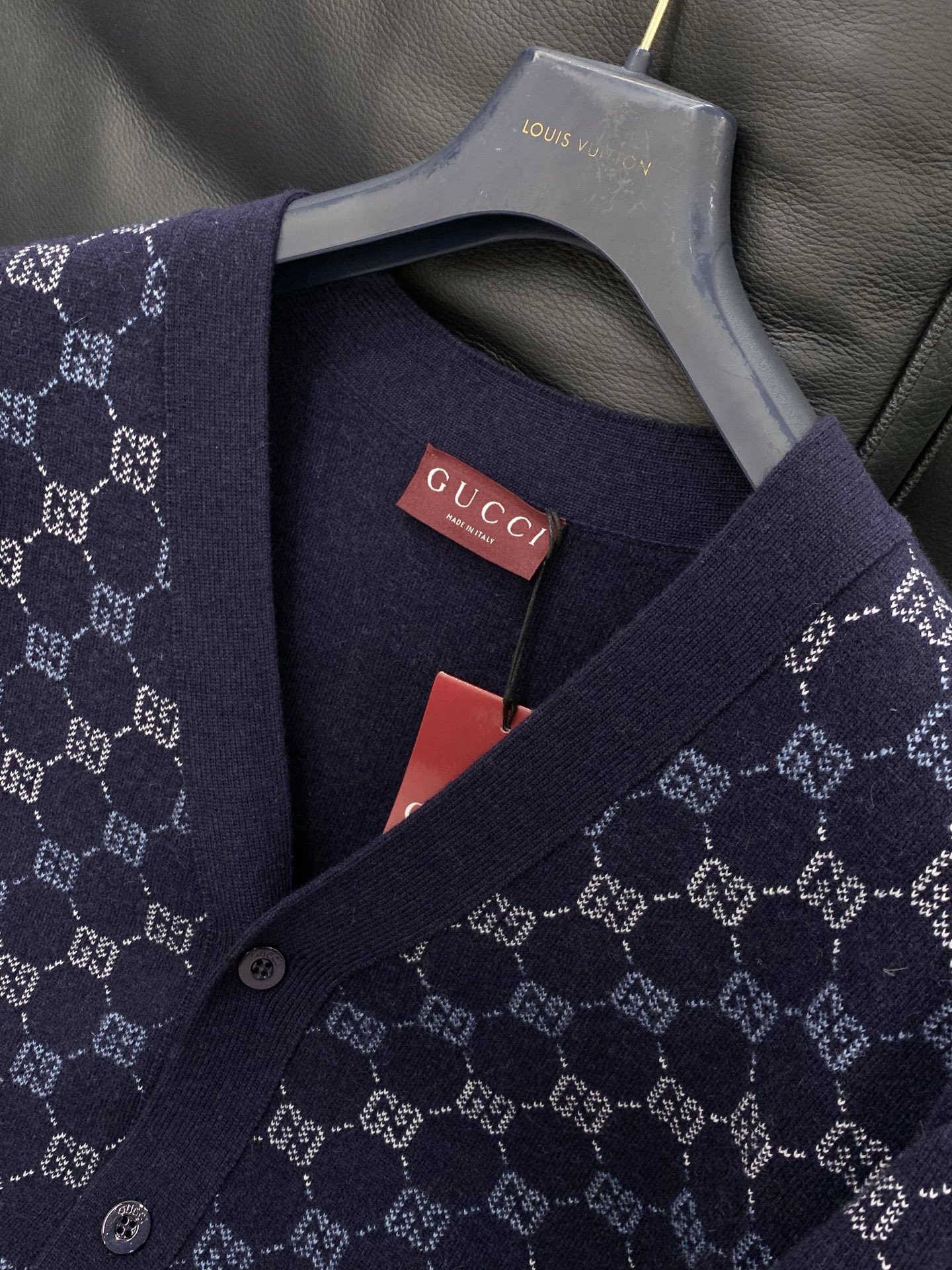 ，Gucci 古驰，2025秋冬最新款，专柜同步有售，原单狠货，时尚休闲针织开衫羊毛🐏毛衣，上身很有特点