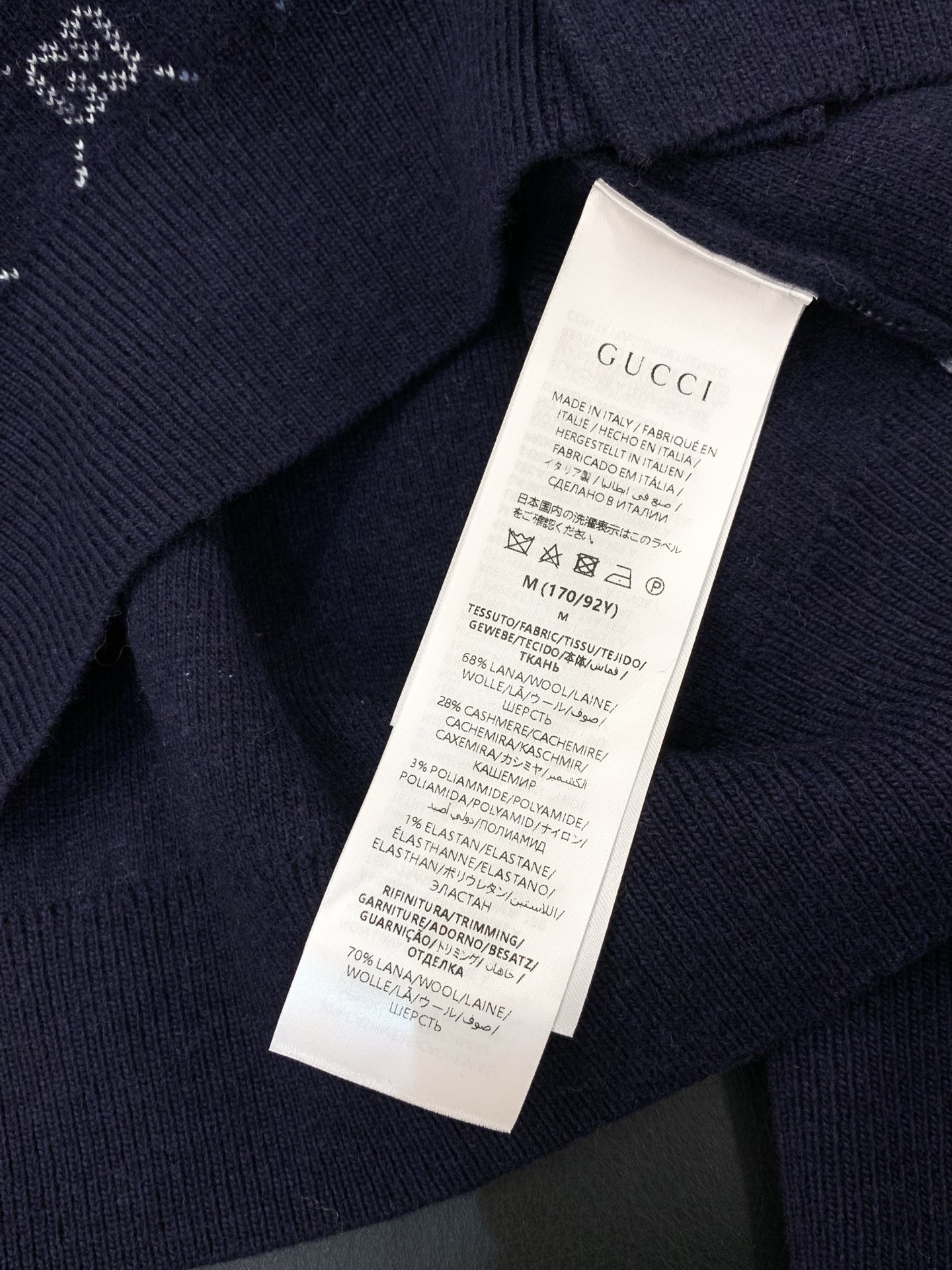 ，Gucci 古驰，2025秋冬最新款，专柜同步有售，原单狠货，时尚休闲针织开衫羊毛🐏毛衣，上身很有特点