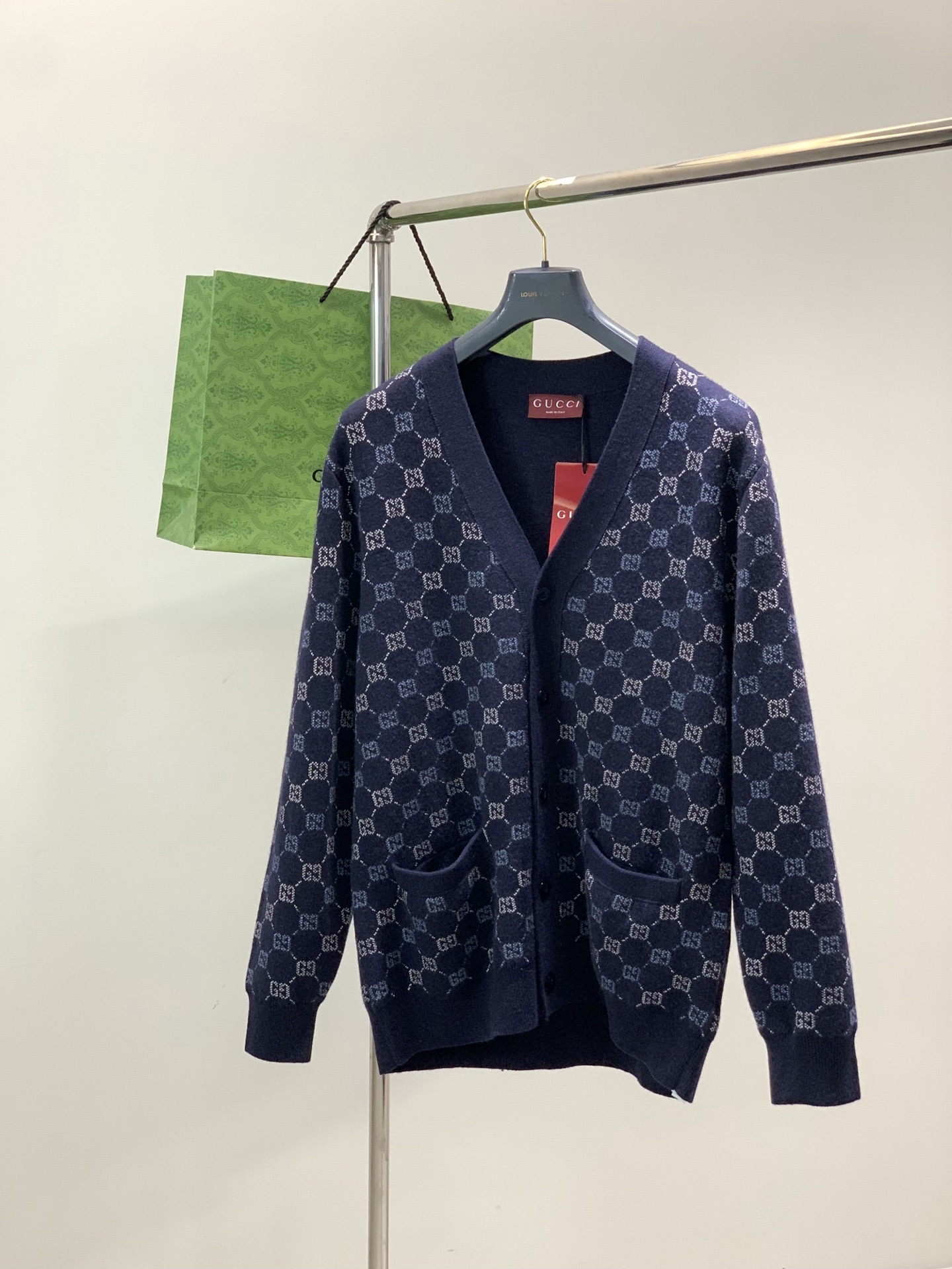 ，Gucci 古驰，2025秋冬最新款，专柜同步有售，原单狠货，时尚休闲针织开衫羊毛🐏毛衣，上身很有特点