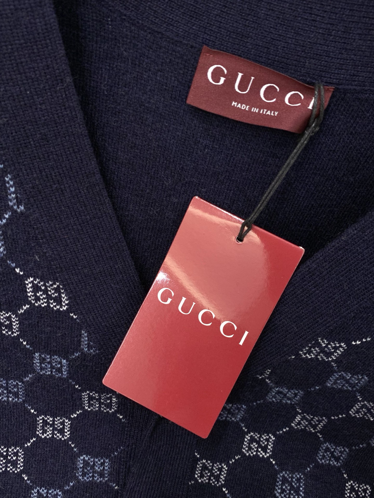 ，Gucci 古驰，2025秋冬最新款，专柜同步有售，原单狠货，时尚休闲针织开衫羊毛🐏毛衣，上身很有特点