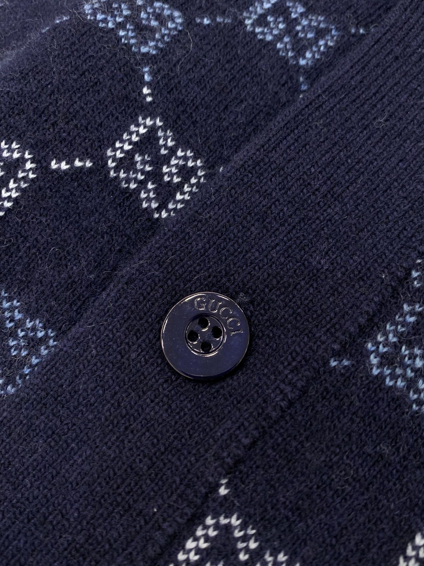 ，Gucci 古驰，2025秋冬最新款，专柜同步有售，原单狠货，时尚休闲针织开衫羊毛🐏毛衣，上身很有特点