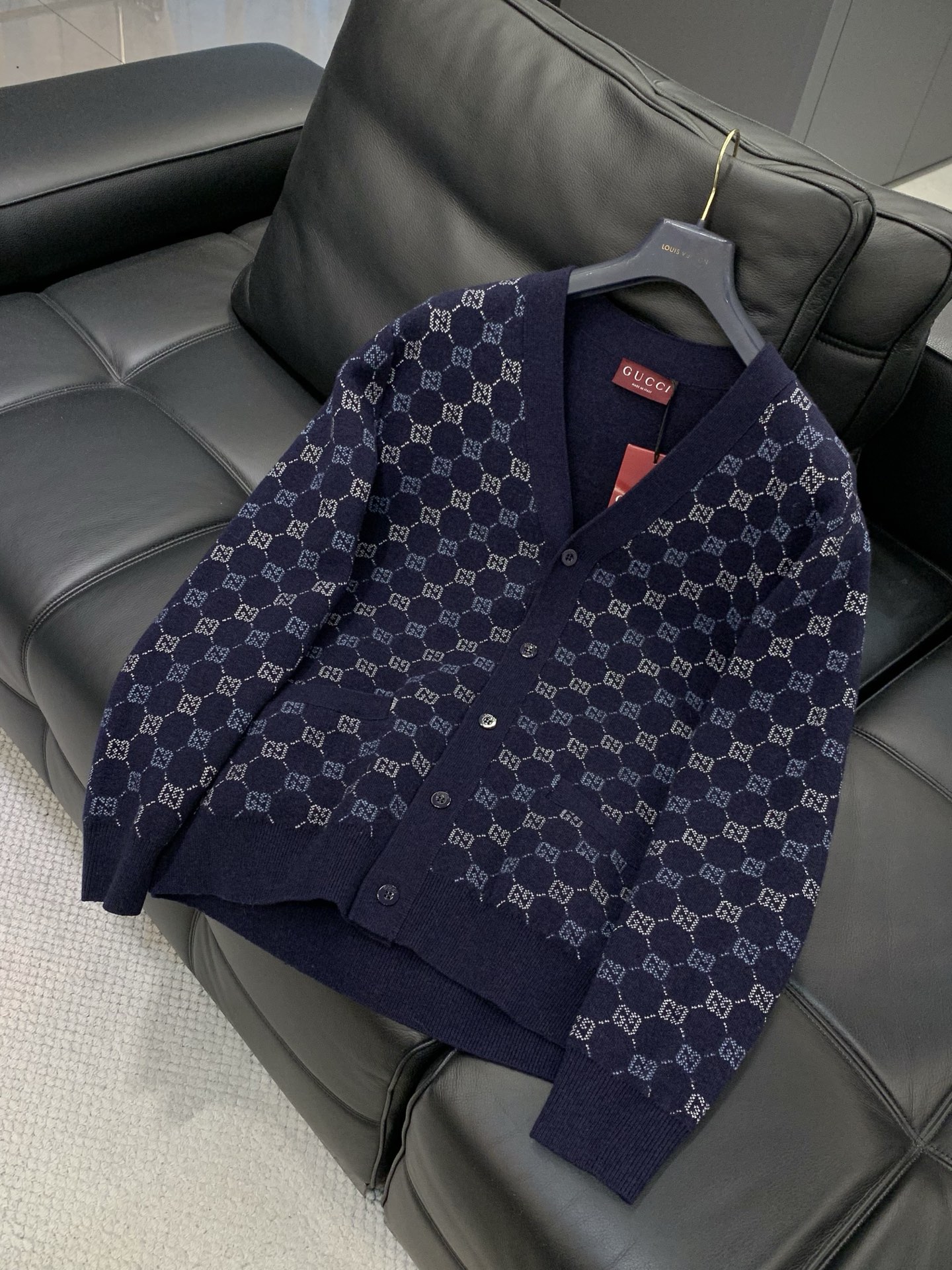 ，Gucci 古驰，2025秋冬最新款，专柜同步有售，原单狠货，时尚休闲针织开衫羊毛🐏毛衣，上身很有特点