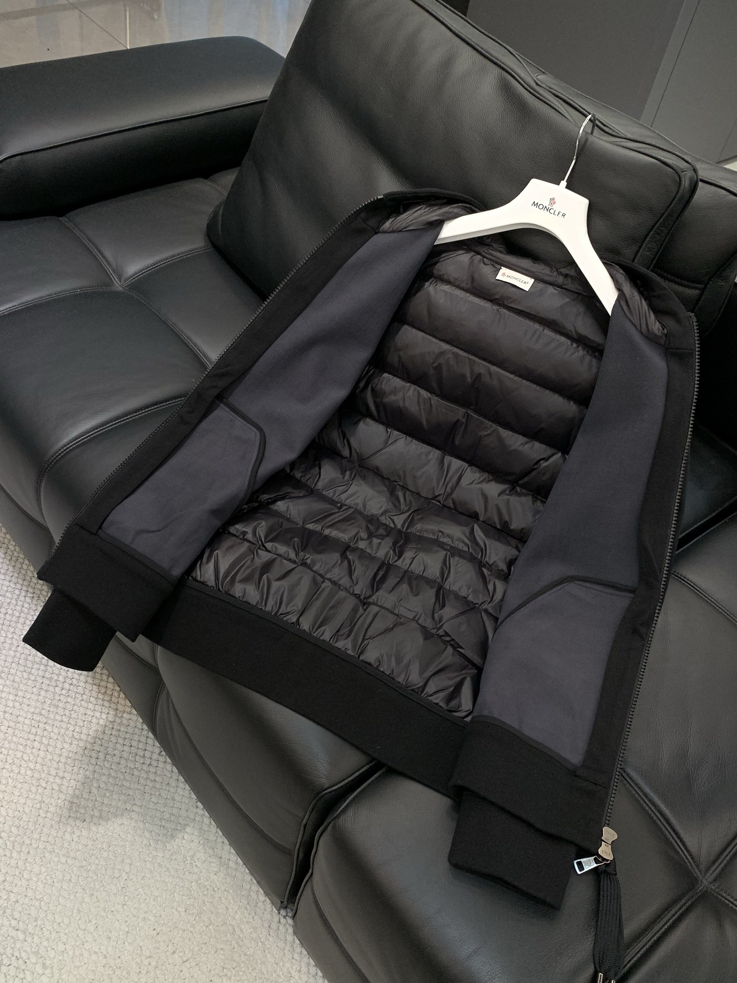 ，蒙口 秋冬复合空气层绒+羽绒拼接连帽外套！！！结合标志 点缀设计，，门襟双向拉链，穿脱方便添加细节，面