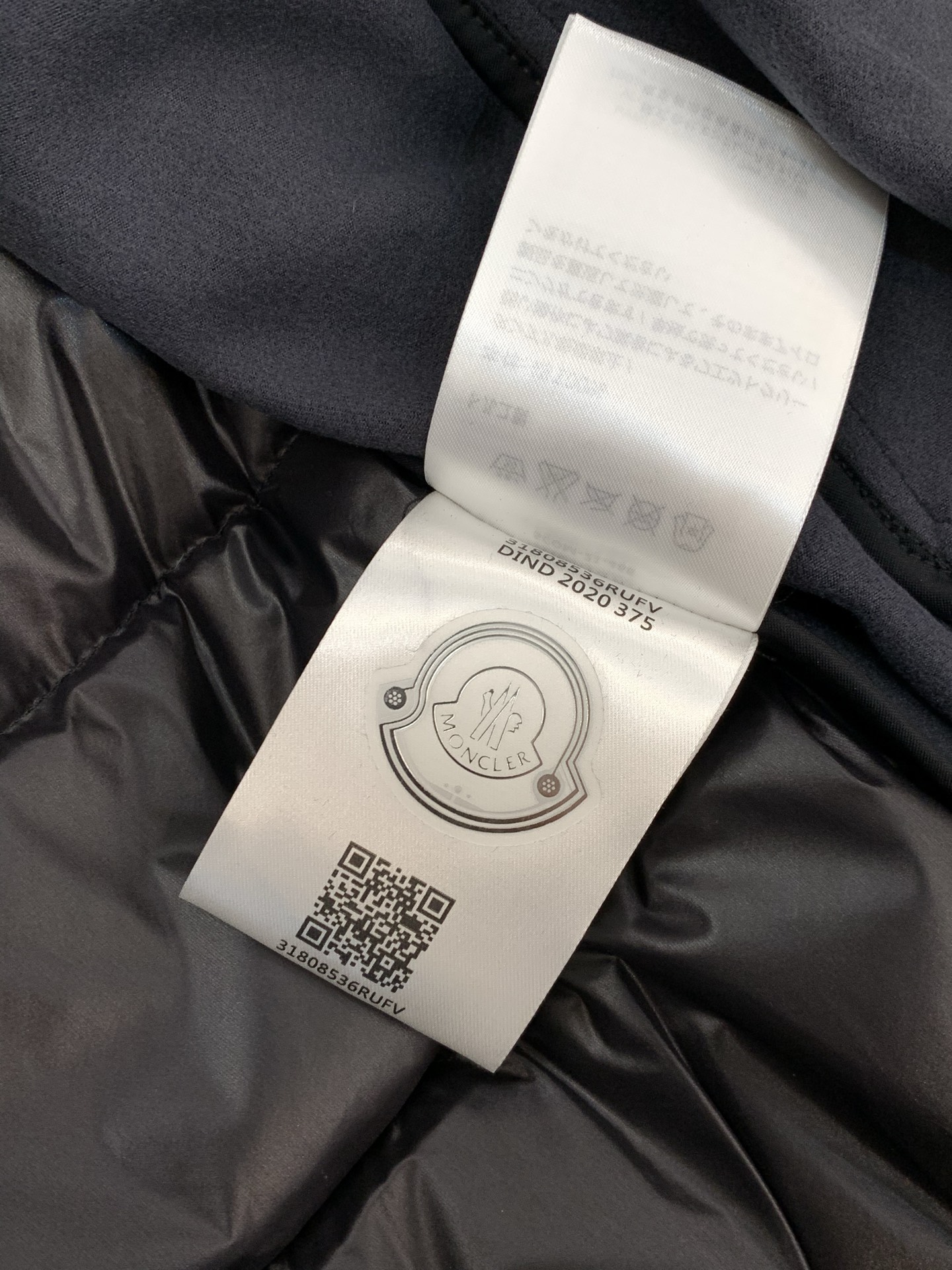 ，蒙口 秋冬复合空气层绒+羽绒拼接连帽外套！！！结合标志 点缀设计，，门襟双向拉链，穿脱方便添加细节，面