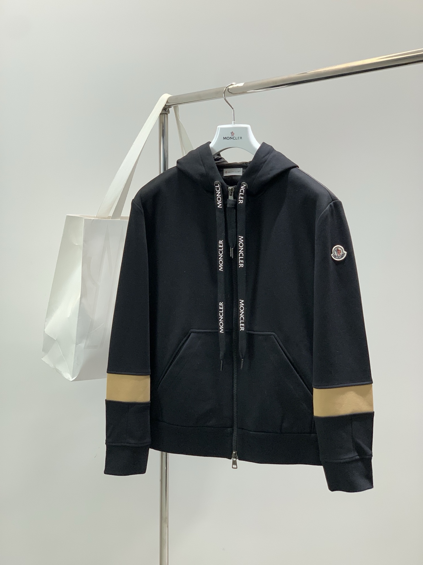 ，蒙口 秋冬复合空气层绒+羽绒拼接连帽外套！！！结合标志 点缀设计，，门襟双向拉链，穿脱方便添加细节，面