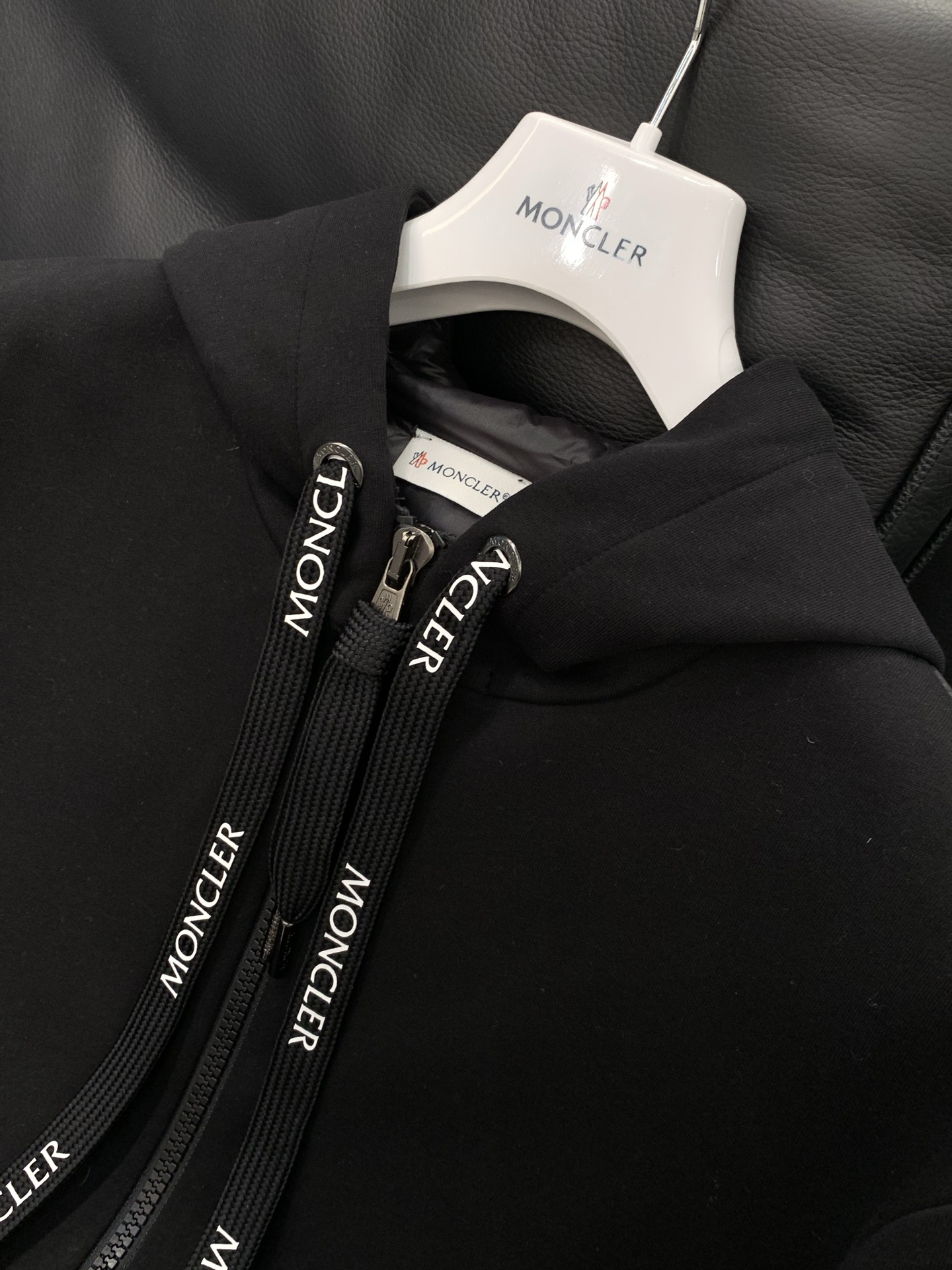 ，蒙口 秋冬复合空气层绒+羽绒拼接连帽外套！！！结合标志 点缀设计，，门襟双向拉链，穿脱方便添加细节，面