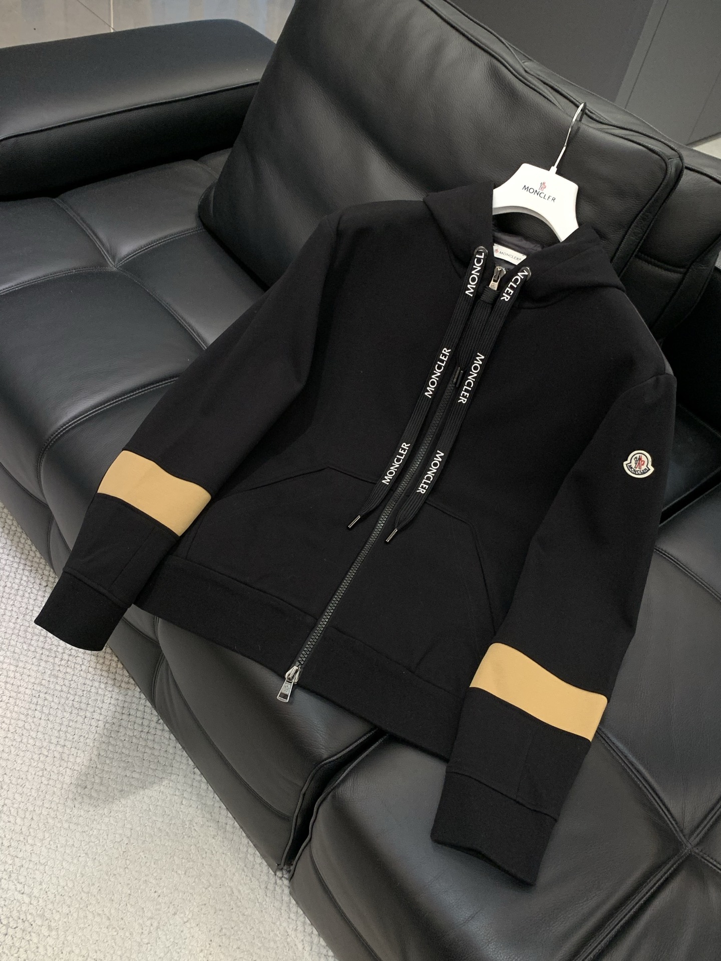 ，蒙口 秋冬复合空气层绒+羽绒拼接连帽外套！！！结合标志 点缀设计，，门襟双向拉链，穿脱方便添加细节，面