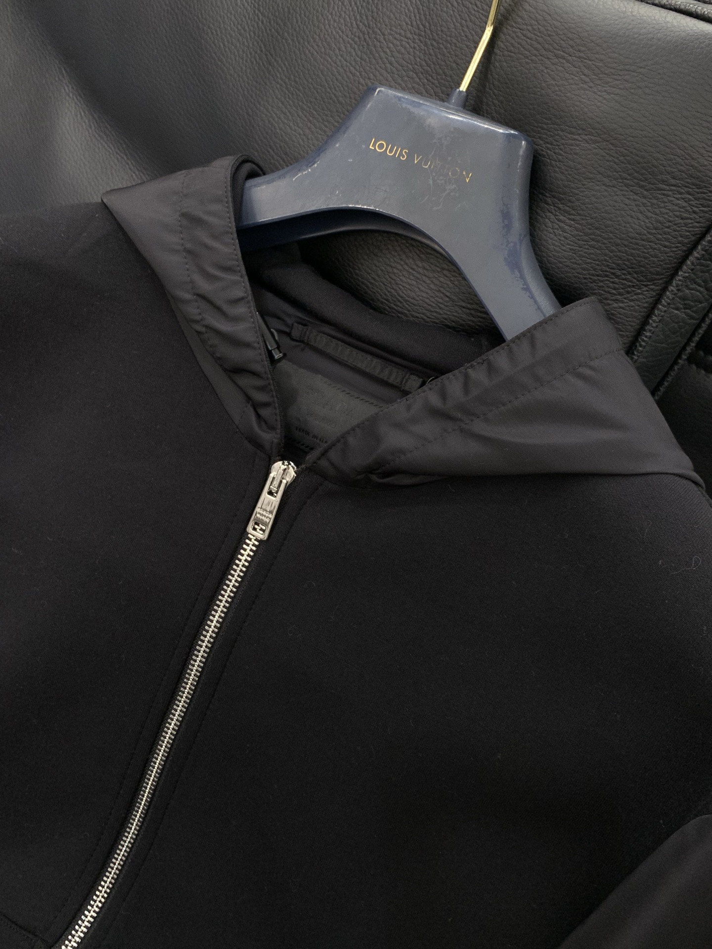 ，PRADA 臻品系列 拼接材质连帽外套 成衣采用科技面料制成，整体设计拥有很强的英伦气息 五金辅料皆是