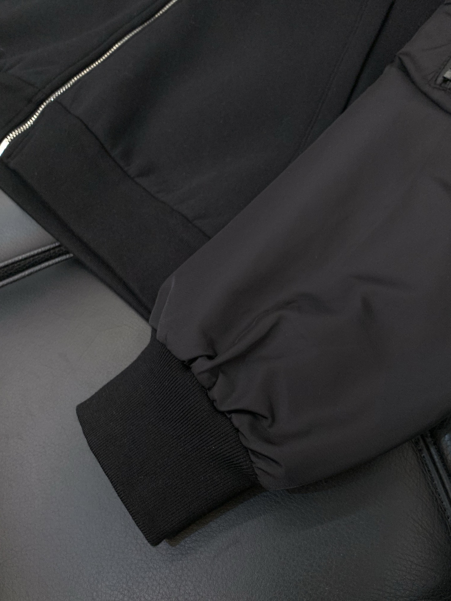 ，PRADA 臻品系列 拼接材质连帽外套 成衣采用科技面料制成，整体设计拥有很强的英伦气息 五金辅料皆是