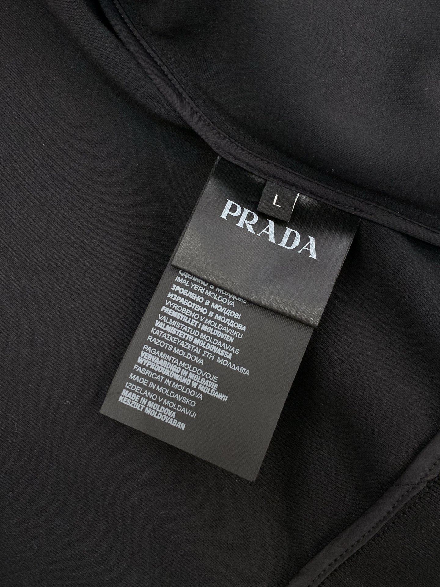 ，PRADA 臻品系列 拼接材质连帽外套 成衣采用科技面料制成，整体设计拥有很强的英伦气息 五金辅料皆是