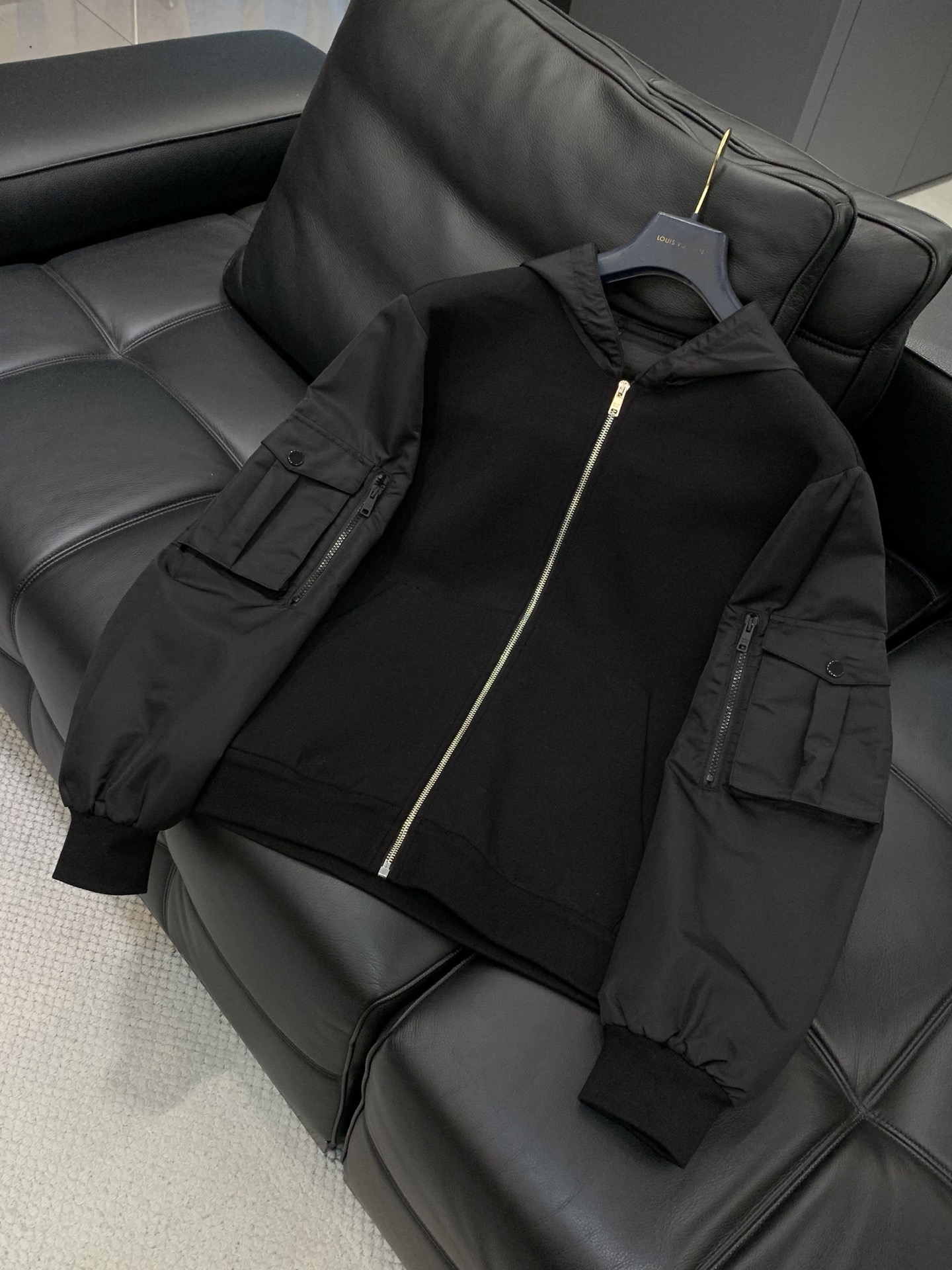 ，PRADA 臻品系列 拼接材质连帽外套 成衣采用科技面料制成，整体设计拥有很强的英伦气息 五金辅料皆是