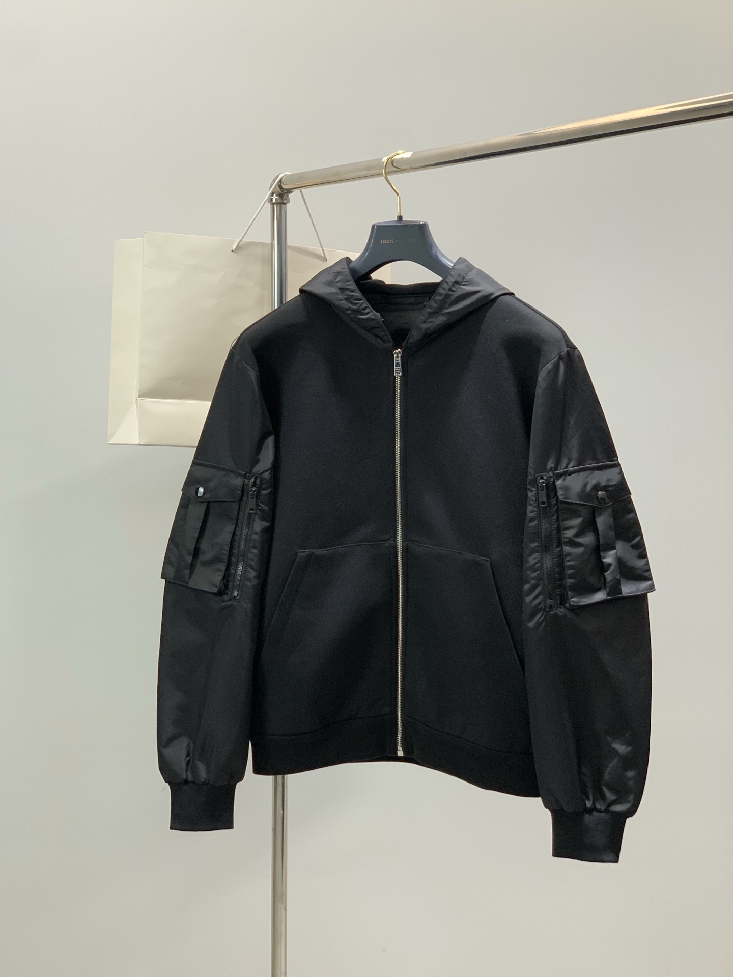 ，PRADA 臻品系列 拼接材质连帽外套 成衣采用科技面料制成，整体设计拥有很强的英伦气息 五金辅料皆是