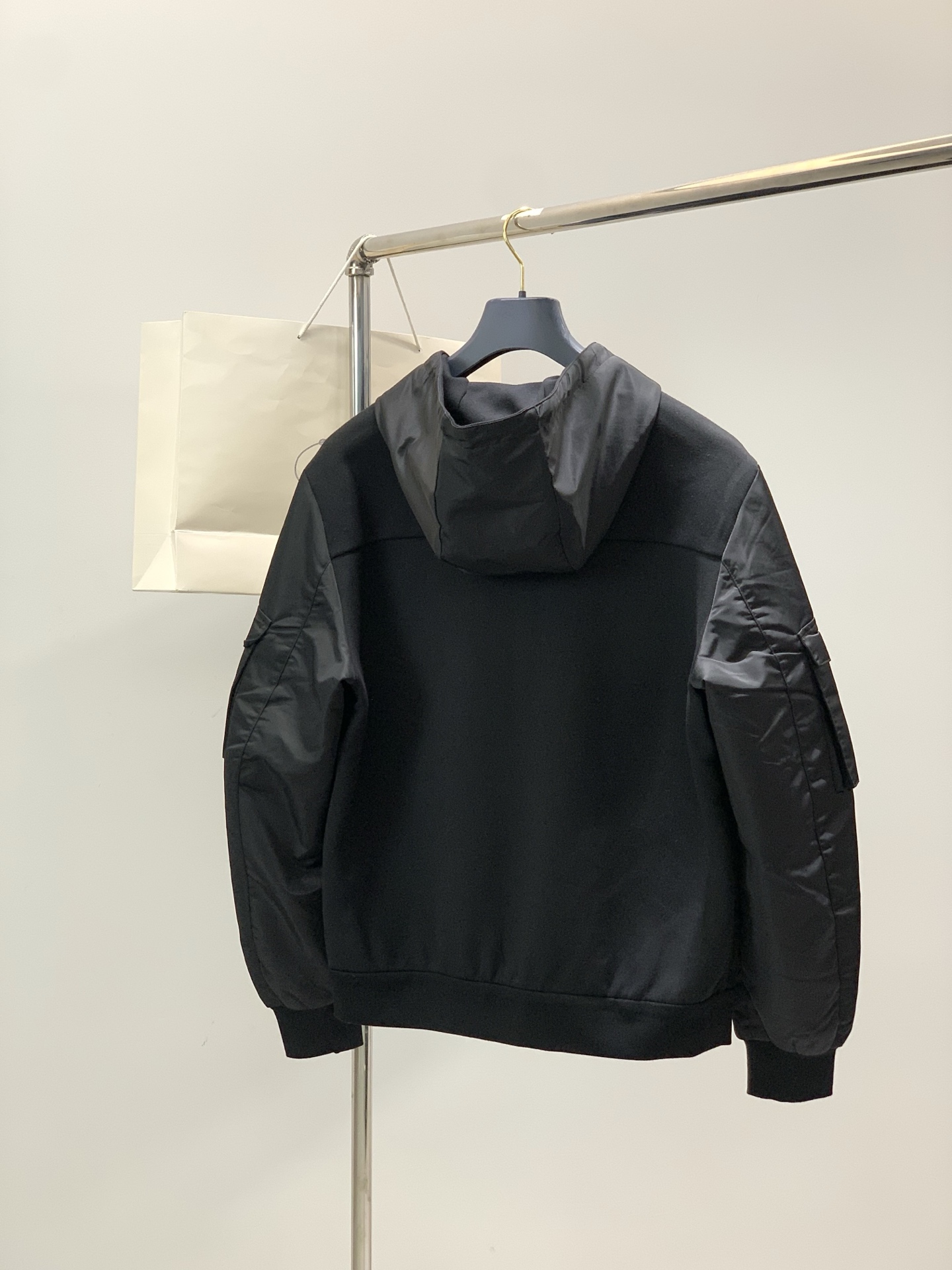 ，PRADA 臻品系列 拼接材质连帽外套 成衣采用科技面料制成，整体设计拥有很强的英伦气息 五金辅料皆是