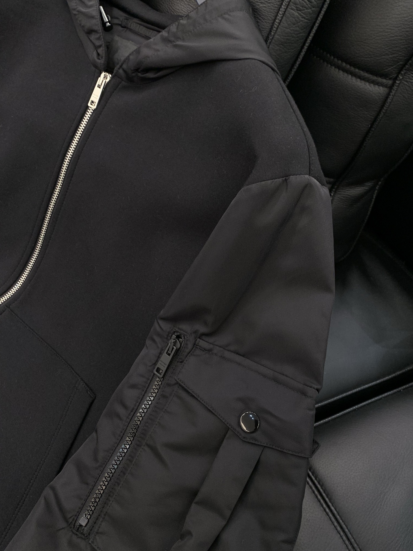 ，PRADA 臻品系列 拼接材质连帽外套 成衣采用科技面料制成，整体设计拥有很强的英伦气息 五金辅料皆是