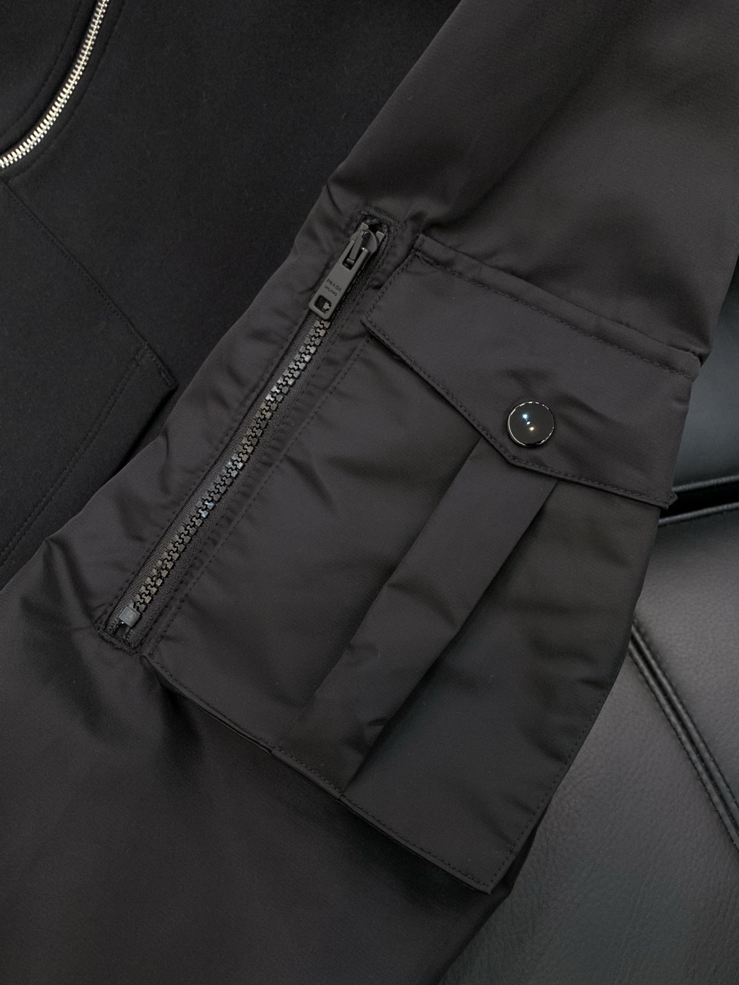 ，PRADA 臻品系列 拼接材质连帽外套 成衣采用科技面料制成，整体设计拥有很强的英伦气息 五金辅料皆是