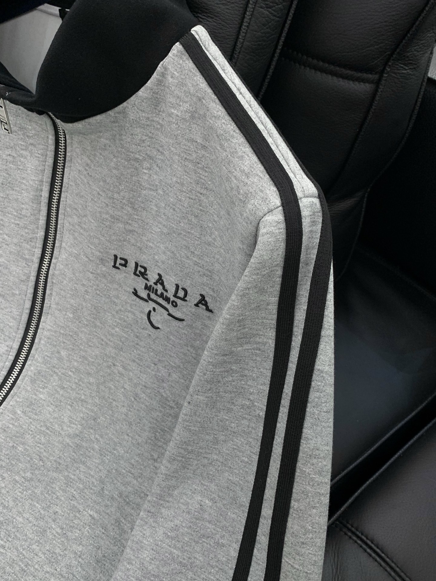 一套出，普拉达 最新 灰色 套装 一套出。材质 面料:棉32%锦纶63%氨纶5%里料:涤纶100%机洗，